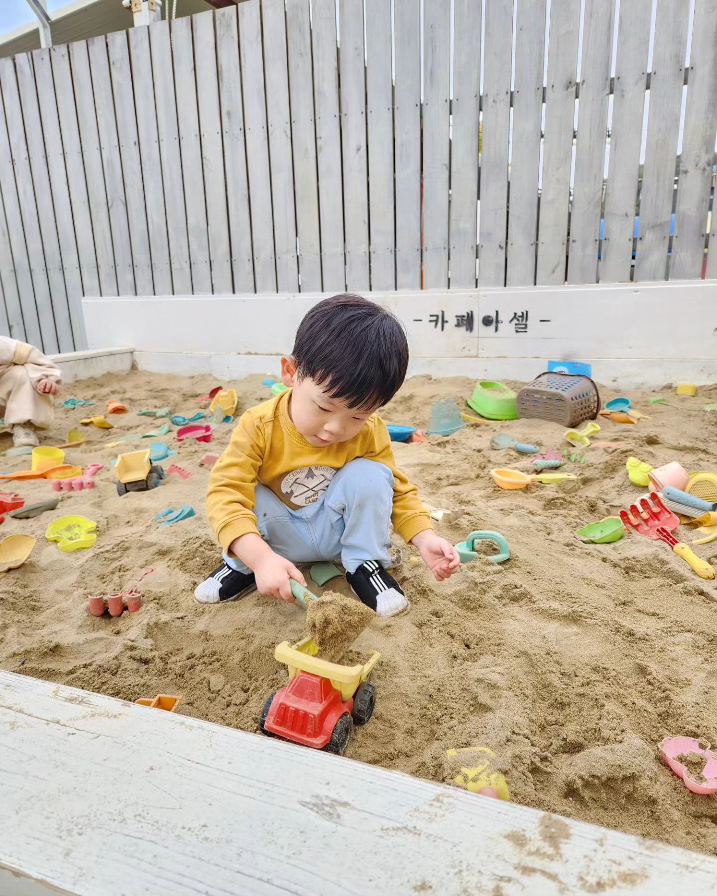 추워지기전 대부도 여행 잘 다녀왔네~
해물칼국수 먹고 카페와 바다에서 모래놀이 신나게 하곤 바다에서 만난 형아들이랑 갯벌까지 들어가서
신발 젖어서 뒤뚱뒤뚱 걷는거 넘 웃겨🤭ㅋㅋㅋ
애견동반이 가능한 곳이라 루키🐶도 덩달아 신났던~
둘다 바다에서 친구들이랑 노느랴 바쁘고
엄마 아빠는 너네 둘 하나씩 케어하느랴 바쁘고 ㅋㅋ
그래두 너네가 신나게 노니까 우리도 덩달아 좋았지💙

#11월4일 #대부도여행