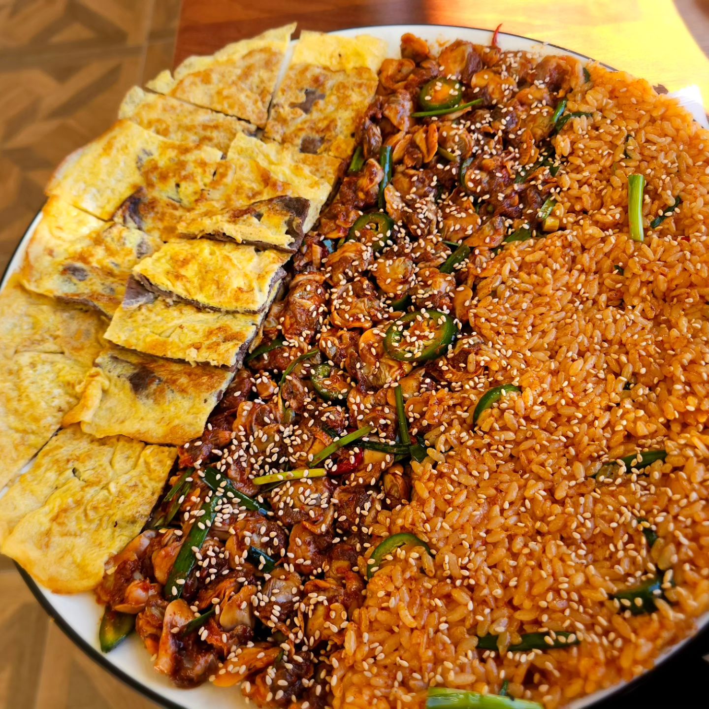 #협찬

대독장 파도꼬막 

송정역맛집
한우육전과 꼬막 그리고 볶음밥의 만남♡

시그니처메뉴~
35000원의 행복😊

뷰맛집인 대독장 파도꼬막 입속에서 파도타기를 해요♡

#대독장
#파도꼬막
#송정맛집
#송정역맛집
#송정밥집
#친정엄마
#데이트