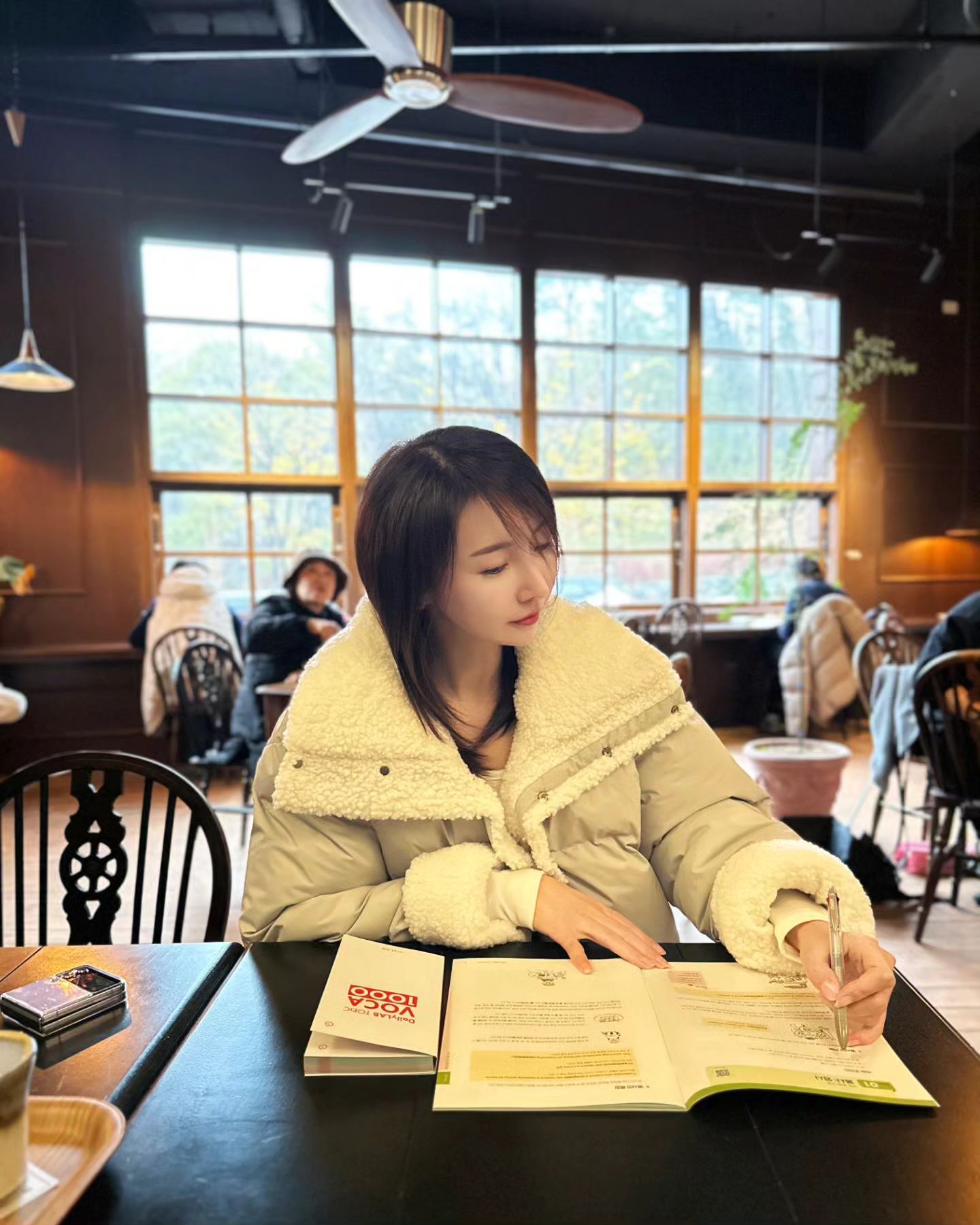 #협찬 이지만 너무 감사해🫶
엘하🩷

공부하면 빠질 수 없는 #영어공부
그만큼 포기하기도 쉬운데요😅

절실히 필요함을 느끼다보니
이번엔 꼭 성공해야겠다고 다짐했어요

마침 감사히도 시원스쿨에서
#토익교재 📖를 보내주셨답니다

선물도 함께 보내주셨는데요
너무 예뻐서 뜯기가 아까워요🤭

너무 어려울까 걱정했는데
하루에 2장씩만 하면 되니까
부담이 없어서 더 좋더라구요👍

영어공부를 시작하고 싶은데
시간이 여유롭지 않은 분이나
내가 필요한 부분만을 채워넣으며
학습하고 싶은 분들에게 추천해요🩷

.
.
.

#토익 #시원스쿨토익 #토익학습지
#토익공부 #토익독학 #토익스터디
#토익책 #토익시험 #공부 #영어
#토익스타그램 #토익인강 #공부자극
#공부자극 #공부인증 #공부스타그램
#영어공부추천 #영어다시시작
#요가강사 #필라테스강사 #프리랜서강사
#공부합시다📚
#workout #yoga #pilates