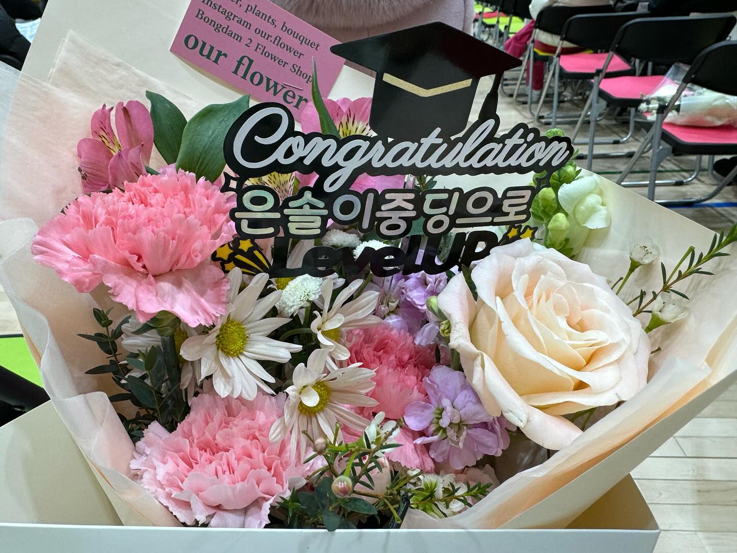 #졸업식

큰언니의 졸업식으로 온가족 총출동😍
막둥이가 인기쟁이였다ㅋ

이사하고 얼마안돼 졸업이라 걱정했지만
새로사귄 친구들하고도 다같은 중학교되서 다행

졸업식과 동시에 방학시작
한달반의 전쟁이 시작됐다😭

#초등방학시작 #초등졸업 #예비중딩
#예비초5 #예비4세 #딸셋맘 #소통해요