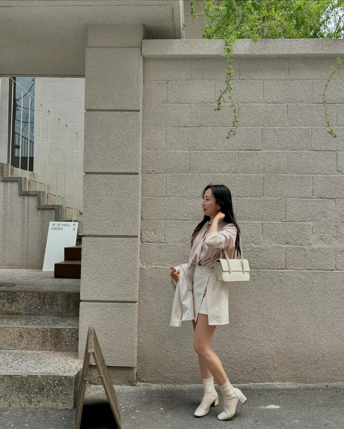 요날 오오티디 뭔가 카페 분위기랑 잘 맞는듯!!💛

인님들 불금이네용!! 
이번주두 즐겁게 주말 보내셔용🙆‍♀️

#앞산 #앞산카페 #앞산카페추천 #앞산핫플 #남구카페 #대구카페 #대구핫플 #대구핫플레이스 #대구대이트 #대구카페추천 #카페 #카페투어  #데일리룩 #ootd #오오티디 #봄코디  #일상