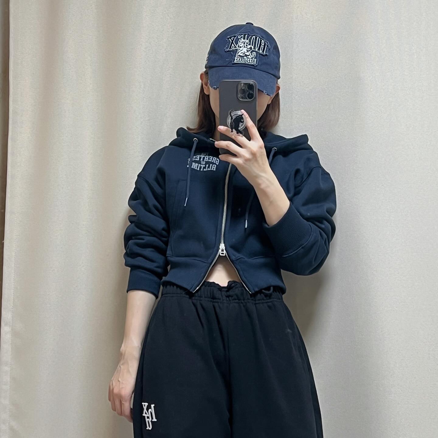 예뻐서 남성용 샀다가 발생한 사건에 대하여..
.
팬츠 디자인이 여성용보다 남성용이 더 예쁘길래 냅다 골라서 택까지 때버림. 예쁜데 끈을 왕창 쫄라야함. 밴드쪽만 안보이면 핏 예쁨.
.
🐈
#묘링룩 
All HDEX🖤