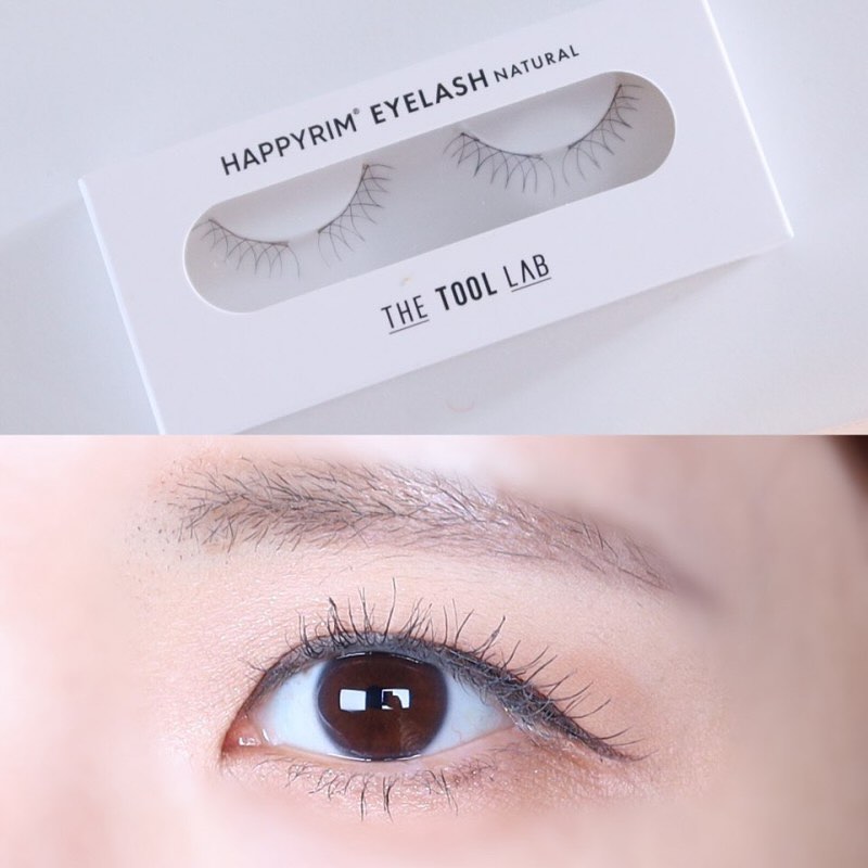 ​#꼬막눈치트키 #꼬리속눈썹
눈 가로길이가 짧거나 꼬막눈인 분들,
눈매가 답답해보여 고민이지 않나요?

​저 또한 눈 꼬리가 막혀있고
눈 가로길이가 짧아서 눈꼬리를 길게 빼는
메이크업을 주로 하거든요.

​얼마전 더툴랩의 꼬리 속눈썹이라는걸
알게 되서 구매해 붙여봤어요!

​​
✅더툴랩 해피림 아이래쉬 포인트테일
쉽게 말해 속눈썹이 절반만 있어요.
뒤쪽으로 ㅎㅎ 전에도 하나 속눈썹을
절반으로 잘라서 뒤에만 붙이는 걸 보긴 했는데요.

해피림 포인트 테일이 다른 점은
유연하고 얇은 밴드로 초극세모 원사로
이물감이 적다고 해요.

​​이 포인트테일을 구매하시면 좋은 분​들은
인조속눈섭 붙이면 눈이 피로하고
이물감이 심하신 분들,
눈꼬리가 막혀서 답답한 분들,
눈 가로길이가 짧아서 긴 눈매를 연출하고 싶다면,
관자놀이 여백이 많아 넙데데한 얼굴형을
커버하고 싶다면. 추천!

​
꼬리속눈썹 사용시 메이크업 팁!
붙이기 전 눈꼬리 쪽을 섀도우로 음영을
넓게 가져가면 이 꼬리속눈썹이 옆으로
확장되는 느낌을 주면서 밑바탕이 되어서
눈 가로길이가 확장되어 보이고
눈 뒤가 트여보여 더 시원한 눈매가 되더라고요.

꼬막눈, 눈트임 느낌으로
메이크업 하고 싶으셨던 분들이라면
눈꼬리 속눈썹으로 시원한 눈매 만들어보셔요:)

더 자세한 후기와 붙이는 방법은 블로그를 통해서 보실 수 있습니다.
네이버 검색창에 @뷰라블 검색해 주세요❣️
.
.
#속눈썹붙이기