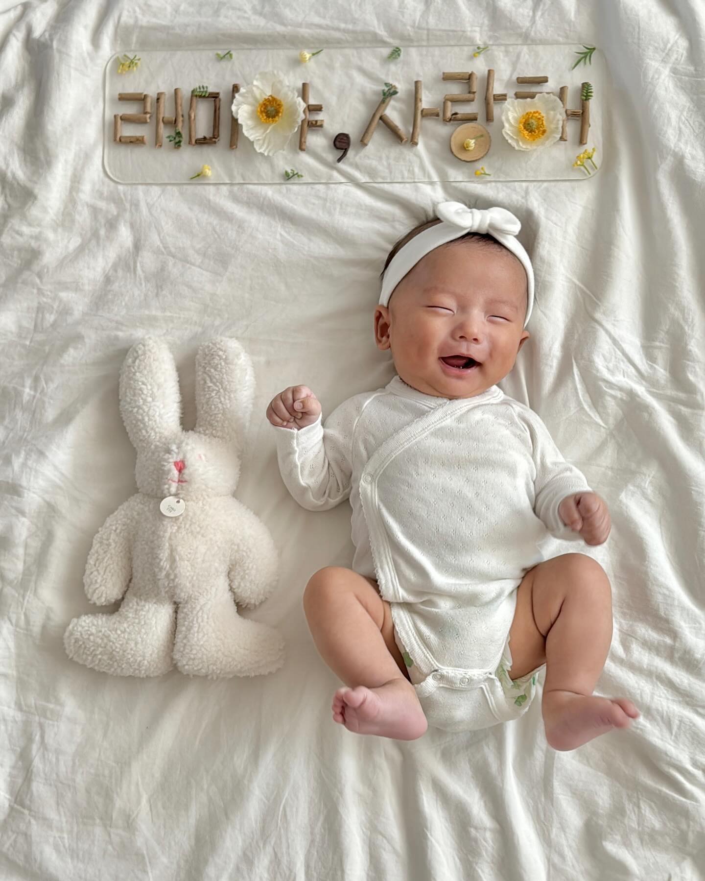 #생후2개월  은범이 사진으로 넘쳐나는 아이폰☁️
존재 자체가 사랑인 내 작은 아가😌
사랑해, 사랑해🤍

⠀⠀⠀⠀⠀⠀⠀⠀⠀⠀⠀⠀⠀⠀⠀⠀⠀⠀⠀⠀ 
#생후80일 #엄마표홈스냅 #엄마스냅 #셀프홈스냅 #아기가사는집 #아기가있는집 #토끼띠아기 #아들맘