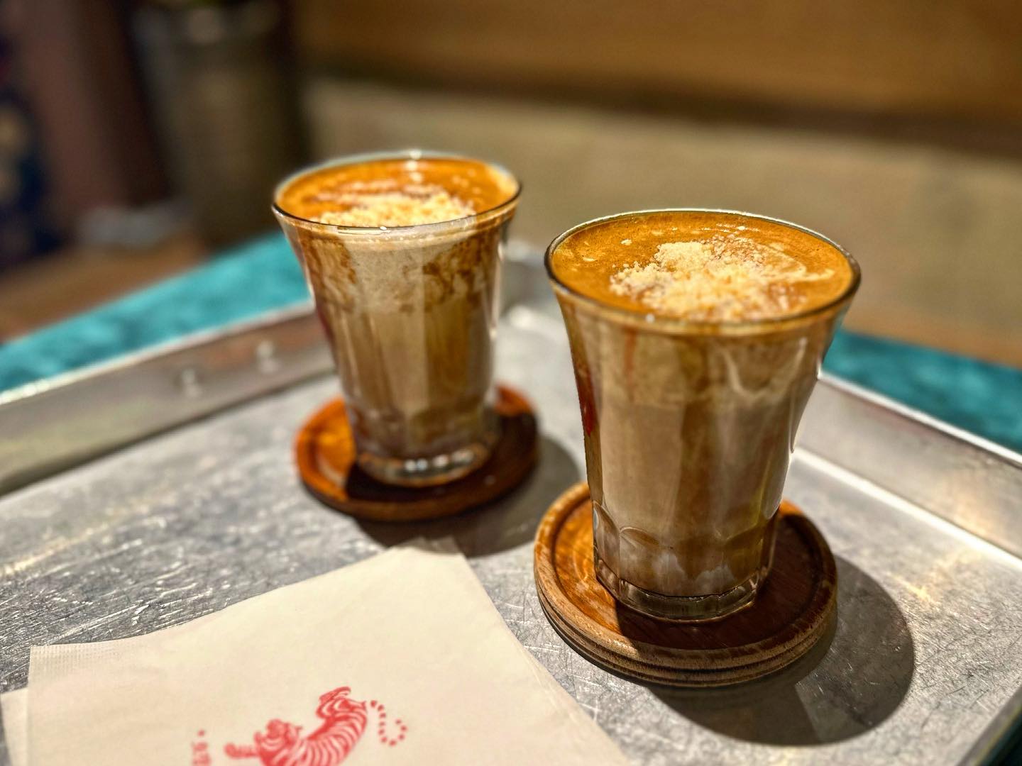 #호랭커피타운 
원래 다른 카페를 가려다가 없어져서 우연히 들어간 카페 ☕️

인스타갬성st인데 다 호랭이다 🐯ㅋㅋ
작지만 옛날 느낌나고 👵
무엇보다 #호랭슈페너 가 맛있다👍
첫입 마시고 
오........ 맛있네 여기? 
#카페맛집 찾았다!!

저 호랭이 그림?자수? 예전에 비슷한게 어릴적 집에 있었는데 ㅋㅋㅋ 
(라떼는 시전...)

⭐️⭐️⭐️⭐️💫
📌대구 중구 경상감영길 150 1층