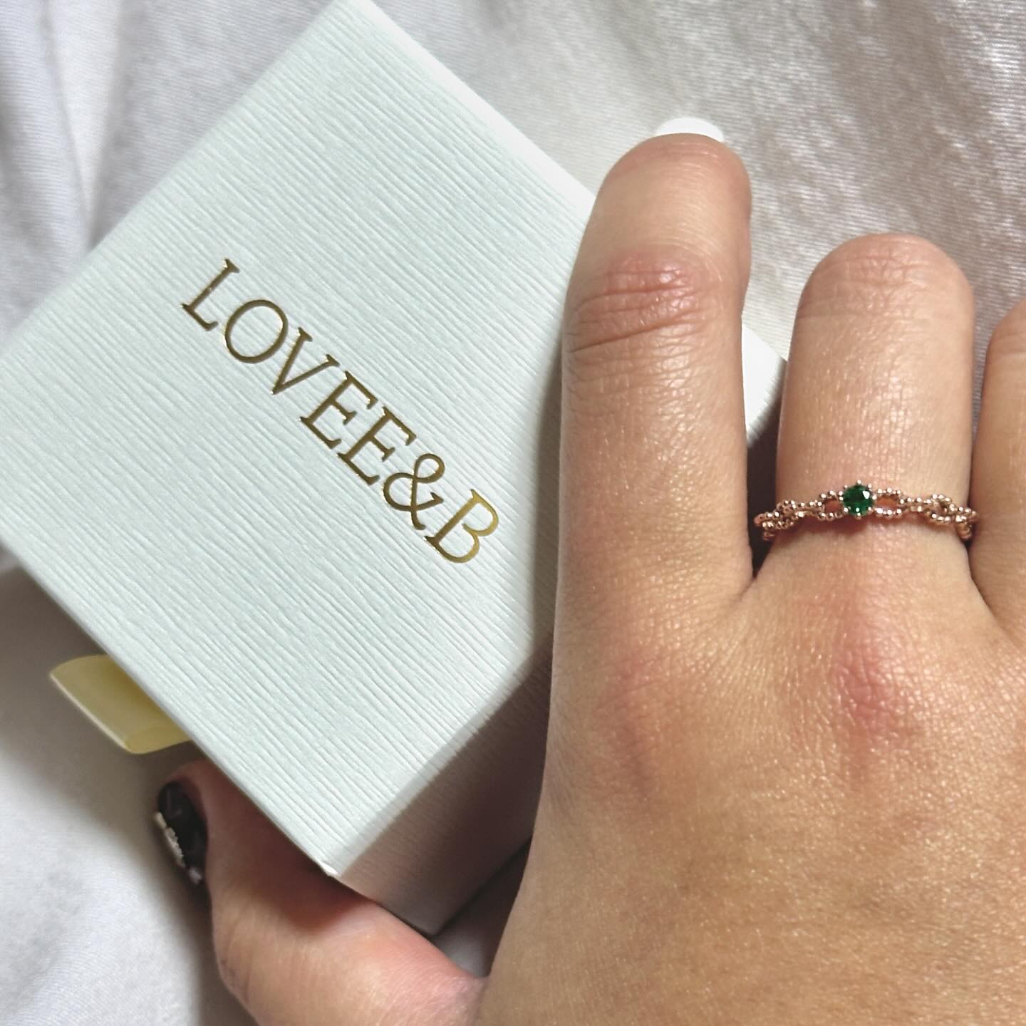 #협찬 #러비앤비

받자마자 너무 예뻐서 숨멎 ,,♥
데일리 주얼리 브랜드 러비앤비 ◡̈ ༘ *
예쁜 제품이 많아서 좋고 세련된 무드를 가진 브랜드랍니당 ✨

여자친구 선물 고민될때,, 금선물이면 센스 만점,,!!
어느 손가락에 끼느냐에 따라 의미도 다 다르니
확인해서 의미있는 선물로도 좋답니당 🤭

제품 하나 하나 다 예뻐서 구경하다보면
시간가는줄 모름 주의,,♥

더 자세한 정보는 여기서 ➩ loveenb_official

#협찬 #러비앤비 #크리스마스선물 #연말셀프선물 #20대여자선물 #30대여자주얼리 #크리스마스데이트 #선물세트 #크리스마스데이트룩 #연말데이트룩 #크리스마스파티 #하트귀걸이 #하트목걸이 #14k주얼리 #목걸이선물 #주얼리선물