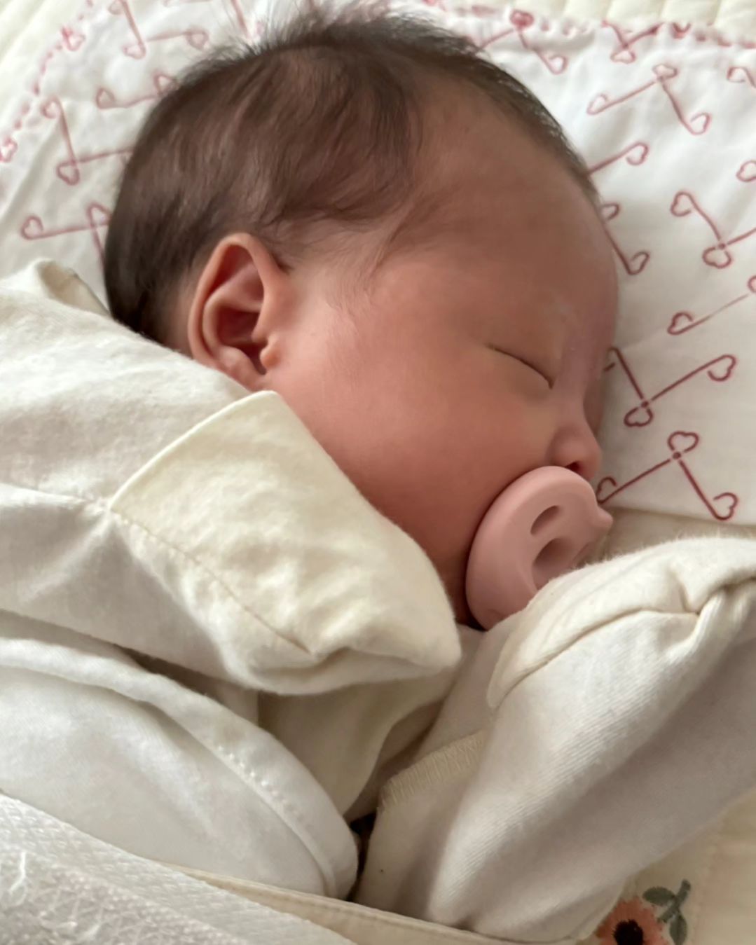 설 4kg. 아빠품 불편해함. 기다리지 않음. 빨리먹음. 손을 쉬지 않음. 몸을 활처럼 휨.