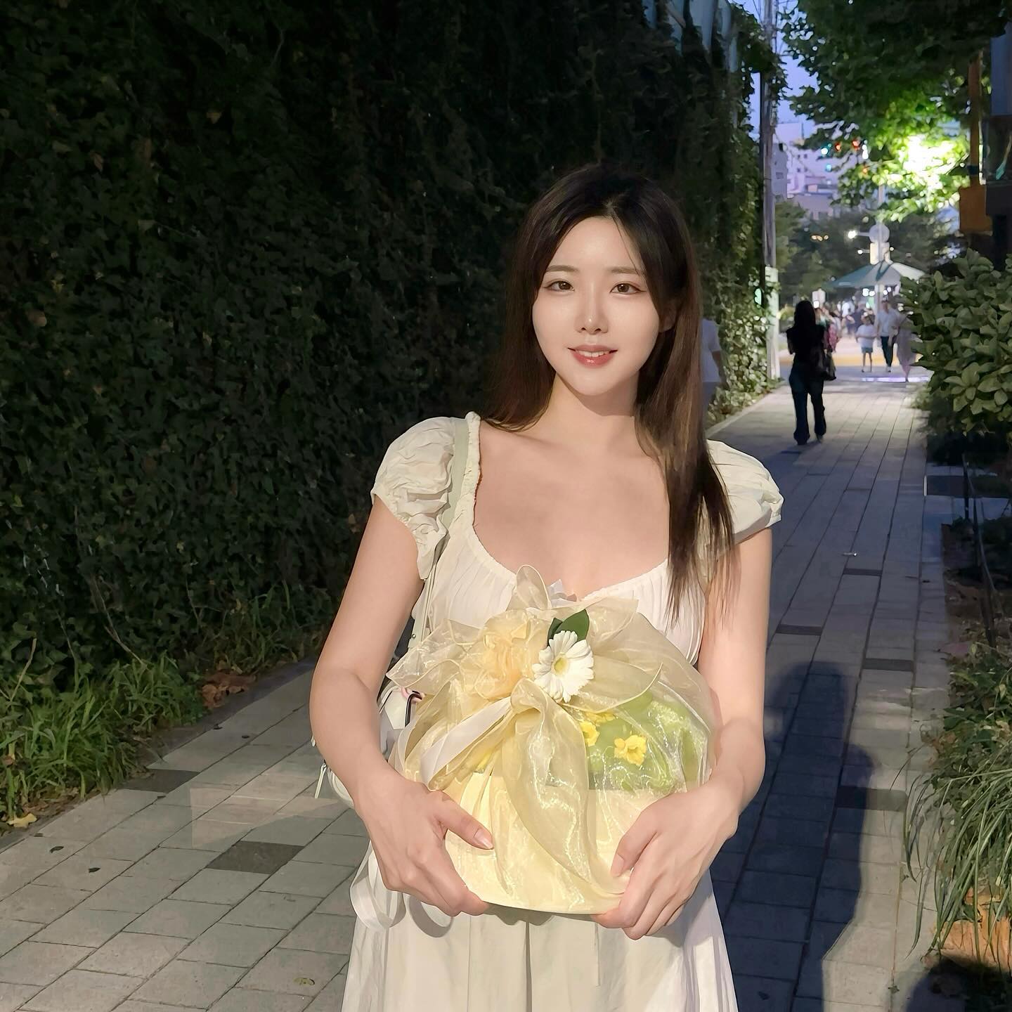 #협찬 
추석 명절을 맞아 선물을 고민하시는 분들이 많으실 텐데
취향을 타는 선물은 부담스럽고 과일값이 비싼 요즘
예쁘게 장식된 🍇#과일바구니 선물은 기분 좋은 선택이 될 수 있다.

#당산과일가게 #프루티지 의 과일바구니는
예쁜 보자기로 정성스럽게 포장되어 있어
일반 과일바구니보다 훨씬 고급스럽고 세련된 느낌을 준다.

🍈망고, 멜론, 복숭아, 🍎사과, 샤인머스캣 등
다양한 신선 과일들로 구성된 과일바구니는 추석선물 뿐만 아니라
#상견례선물 이나 #인사선물 로도 적당하다.

정성 가득한 예쁜 과일바구니로 소중한 분들에게 ❤️마음을 전할 수 있다.

#서울과일바구니 #과일선물세트 #선물용과일 #영등포과일가게 #영등포과일바구니 #과일전문점 #추석선물세트 #과일바구니배달 #단체간식 #답례품 #목동과일바구니 #과일배달 #생신선물