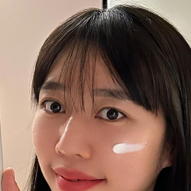 뷰티 패션 블로거 채민지 on Instagram: "#광고 #메디큐브 📢 늘 믿고 썼던 레드 이레이징크림 리뉴얼 소식📢 다른 색소침착 크림이나 연고 많이 사용해봤는데 여드름 압출 후에 생기는 그 거