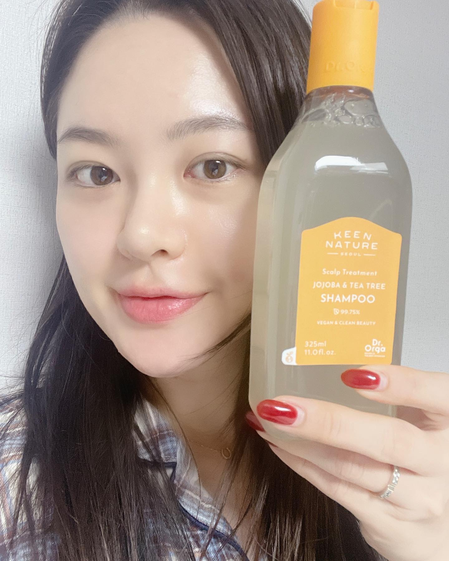 dr_orga
닥터올가는 유해 성분은 배제하고 전 제품이 유기농 성분을 기본으로 자연 유래 제품을 선보이고 있는 비건 클린 뷰티 브랜드입니다🤍

닥터올가 ‘비건 호호바 티트리 천연 샴푸‘는 자연 유래 99.75% 알로에베라 베이스의 샴푸입니다. 트러블과 건조함으로 민감해진 두피와 모발에 건강함을 선사합니다☺️

티트리잎 오일 성분이 과하게 분비되는 피지를 조절해 청결한 두피 유지에 도움을 줍니다.

거기다 친환경 용기를 사용했다는 점🧴

파라벤, 합성계면활성제, 인공향/색소 모두 들어가지 않았어요!

저는 두피가 워낙 예민하고 각질, 여드름이 잘생기는데 닥터올가 제품 사용하니 확실히 두피 진정에도 도움이 되더라구요👍🏻
제품이 순하니 두피에 부담이 없는 느낌이었어요💕

#협찬#닥터올가#호호바샴푸#비건샴푸#두피샴푸#닥터올가샴푸#올리브영샴푸