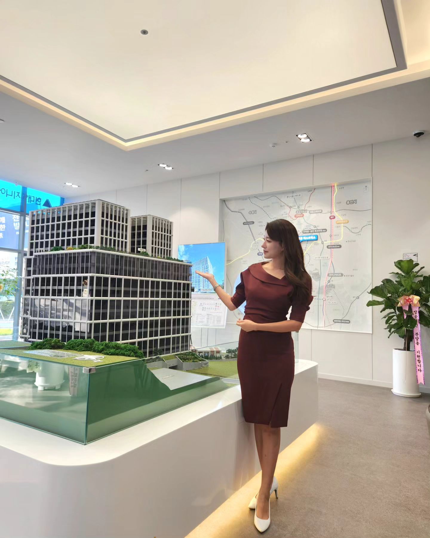 부동산 전문가 대담 및 인터뷰 촬영 🏢
두번째 호흡이라 더 손발도 착착 맞고
저의 너무나 솔직한 모습들이 튀어버렸어요 >_<
⠀
열정이 가득한 분들과 함께해서
저도 잃었던 에너지를 얻어가는 하루였어요. 
제 전문성이자 관심분야인 '부동산' 는 언제 돌아와도
참 마음이 편해 💛
⠀
⠀
________________________________________________
⠀
롱롱한 웨이브라 볼륨잡기 쉽지 않은데
오동통 잘 살아있죠 ? 
⠀
M : 심경미 원장님 ( 늦었지만 승진 축하드려요 ! )
cocomika_kyungmisim 
⠀
H : 소은 부원장님
cocomika_soeun 
⠀
샵 cocomika_official 
혜택 kfba_official 
#kfba #코코미카헤매 #아나운서메이크업
#아나운서헤어 #롱웨이브 #여성스러운룩
_______________________________________________
⠀
⠀
#부동산소개 #부동산아나운서 #아나운서섭외 #홍보영상아나운서
#지식산업센터소개 #부동산상담사회사 #전달력좋은아나운서
#MC섭외추천 #아나운서추천 #부동산홍보영상 #부동산정보영상
⠀