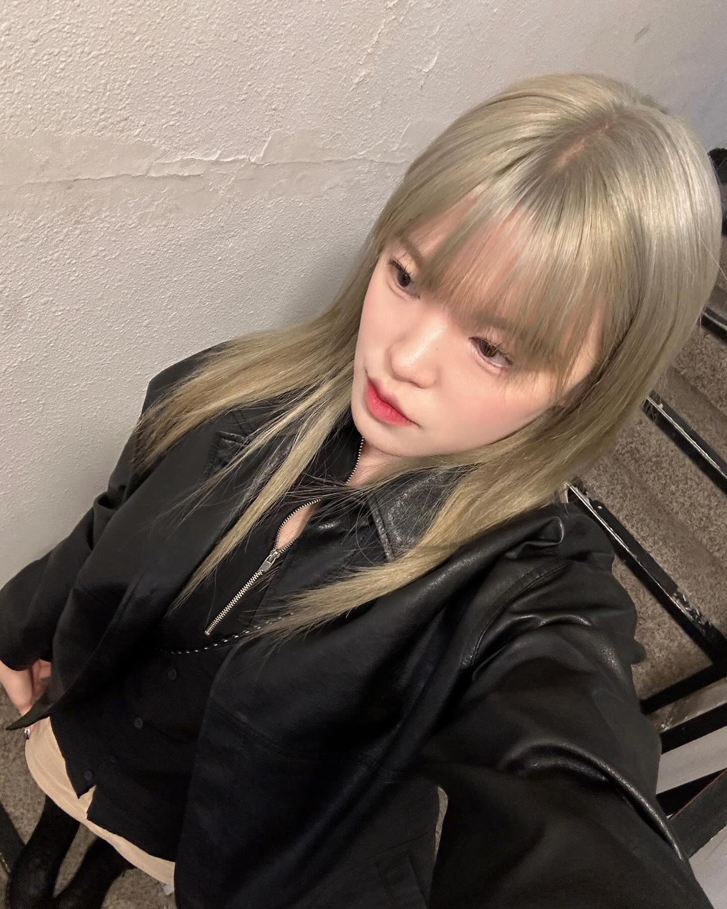 겨울이니까 따똣하게 이마 덮기•••❄️
이번엔 뿌탈에 전체염색 했는데 아직 모발상태 괜찮댜 히히

.

#탈색 #염색 #탈색염색 #코토리베이지 #홍대탈색 #홍대염색 #홍대미용실 #홍대역미용실 #오오티디 #데일리패션 #패션소통 #패션계정소통 #패션계정맞팔 #dailyfashion #ootd