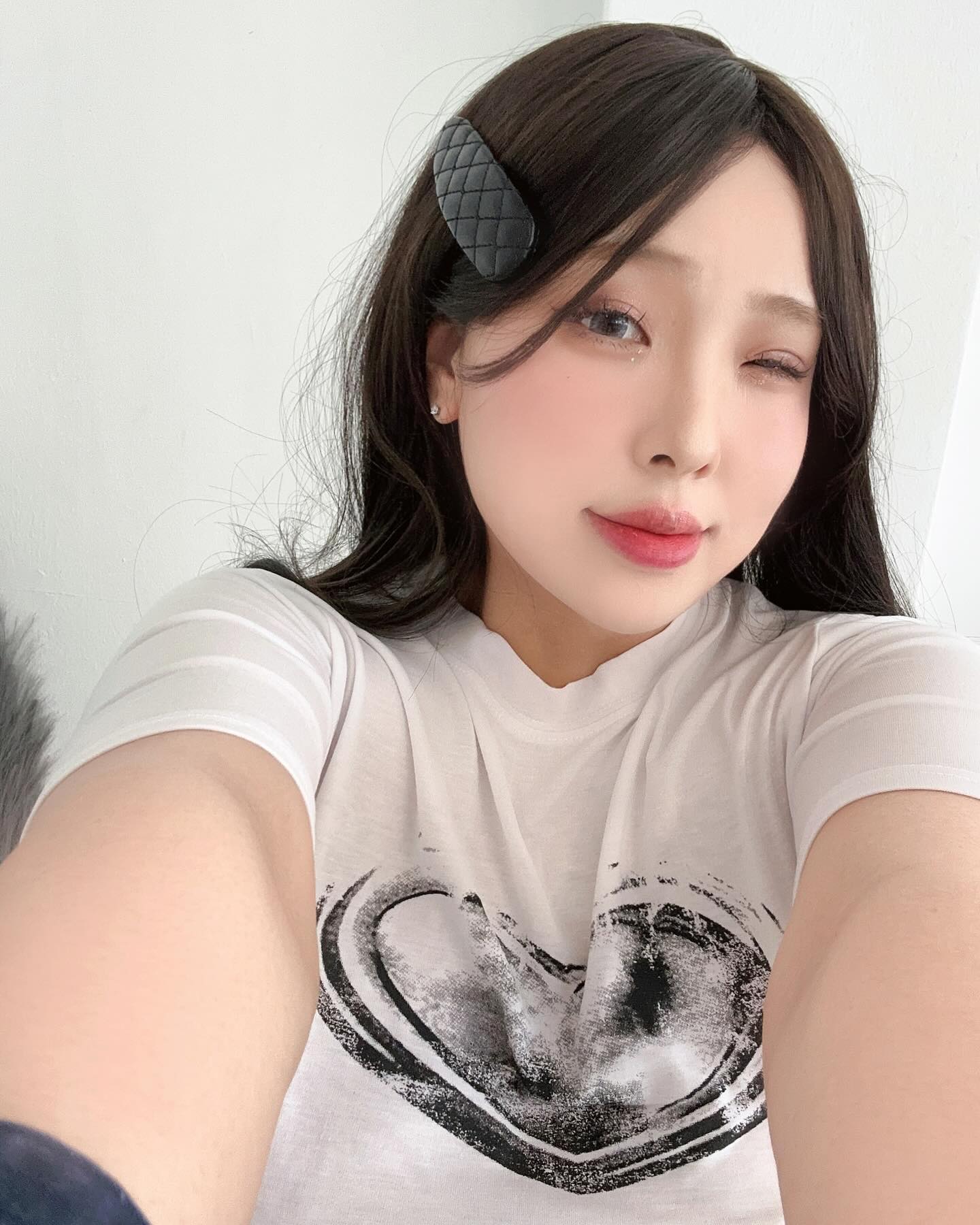 쿨링소재에 y2k 감성까지 담았어요🍀💚
빅사이즈로 100사이즈까지 착용되는 두가지 사이즈💚
저 진짜 입어보자마자 바로 두가지 색상 다 소장했어요…🫶🏻