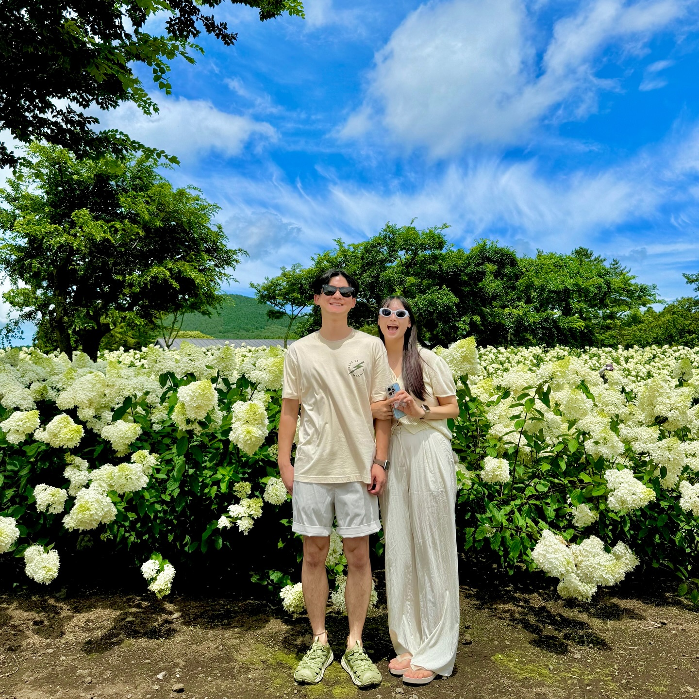 🌱

우기랑 둘이서 마지막 꽃놀이가 아닐까,.☆ 싶었던 하루 ℒᵒᵛᵉ ᵧₒᵤ .•ᰔᩚ

살면서 본 적 없던 유럽 수국이어서 더 설렜고 기대 이상으로
더 예뻐서 폭염경보🚨에 습하기까지 한 날씨여도 견딜만했다...... 🫧 

오늘부터 도우미 선생님 없는 우기랑 나랑 실전 육아 시작 👼🏻✨
육아 빠이팅 !୧⃛(๑⃙⃘◡̈๑⃙⃘)୨⃛🩵🫧

#제주부부 #제주가족