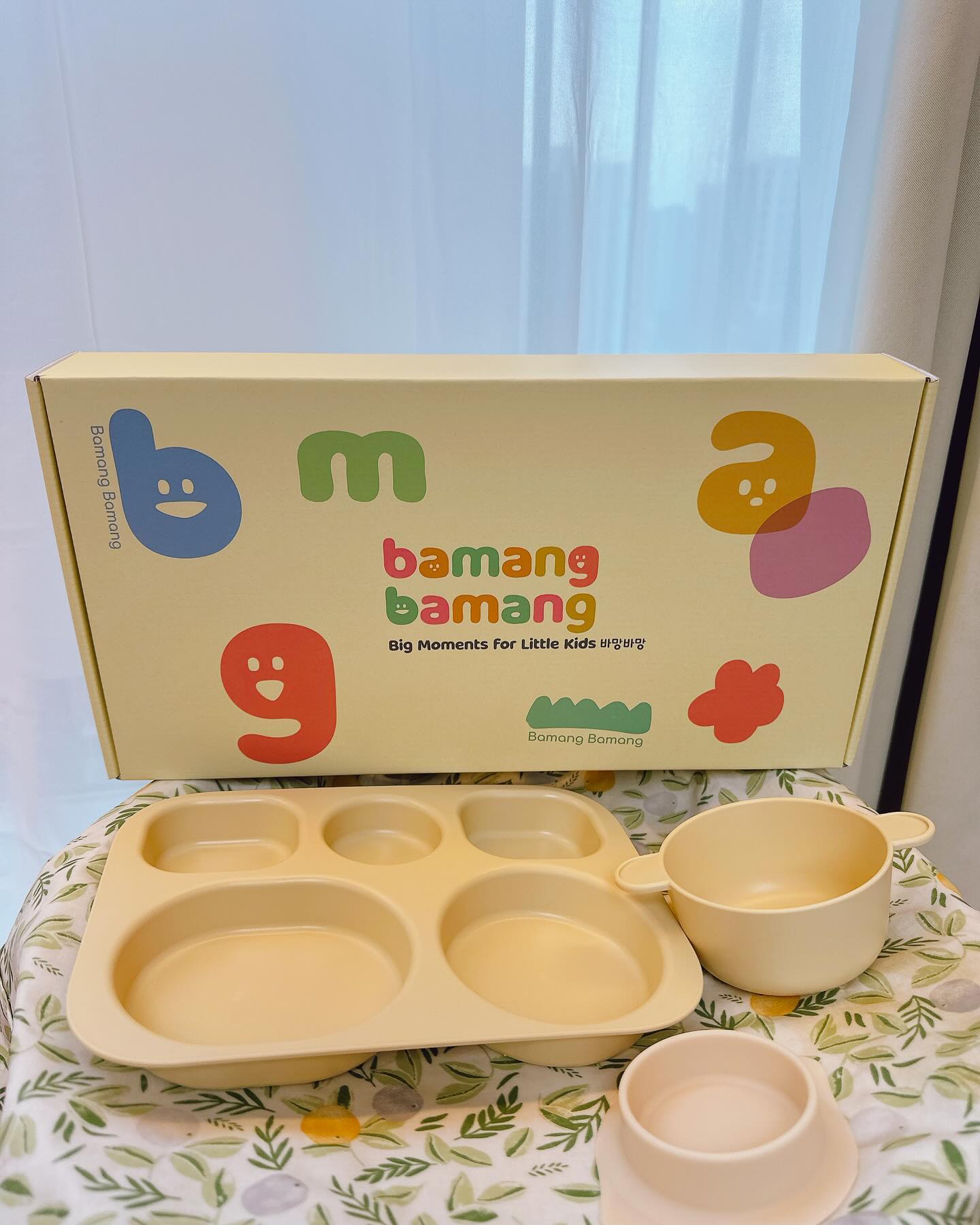 이현이의 완밥비결🫶🏻
바망바망 흡착식판 소개할게요❤️

평소에는 스테인레스 급식식판을 사용했었는데 밥먹다가 잘못 툭 치는경우 국을 흘리거나 하는 경우가 종종 있었거든요!

♥️바망바망 흡착식판은!♥️
▪️흡착 실리콘을 끼우면 아이가 식판을 밀거나 들어올릴때 흘리지 않아요!

▪️식판 바닥에 군데군데 미끄럼 방지 실리콘이 있어서 미끄러지지 않아서 좋아요~

▪️전자레인지 & 식세기 사용기 가능해요! 완전 편함!!
(단, 열풍건조는 제외!)

▪️식판 + 국그릇이 따로 있어서 국그릇 잡고 드링킹 하는 아이들에게 좋은거같아요

가끔 이현이도 입에 맞는 국 하면 한그릇 들어서 먹더라구요 ㅎㅎ

아이가 사용하는 식판인만큼 소재도 꼼꼼하게 따져봐야하는데요

▪️100% 국내 생산 식판이고 젖병소재로 유명한 트라이탄으로 만든 유일한 식판이라 믿고 사용하고 있어요
▪️BPA를 포함한 유해물질이 없어서 안전한 바망바망 식판입니다!
▪️동글동글한 디자인과 파스텔톤 컬러감이 엄마마음에도 쏙 들어요

우리아이 식판은 바망바망과 함께해요💕
이따 저녁은 또 어떤 메뉴 준비해야할지 벌써 고민되네요👍

#바망바망#바망바망식판#bamangbamang_official#유아식판 #아기식판#흡착식판