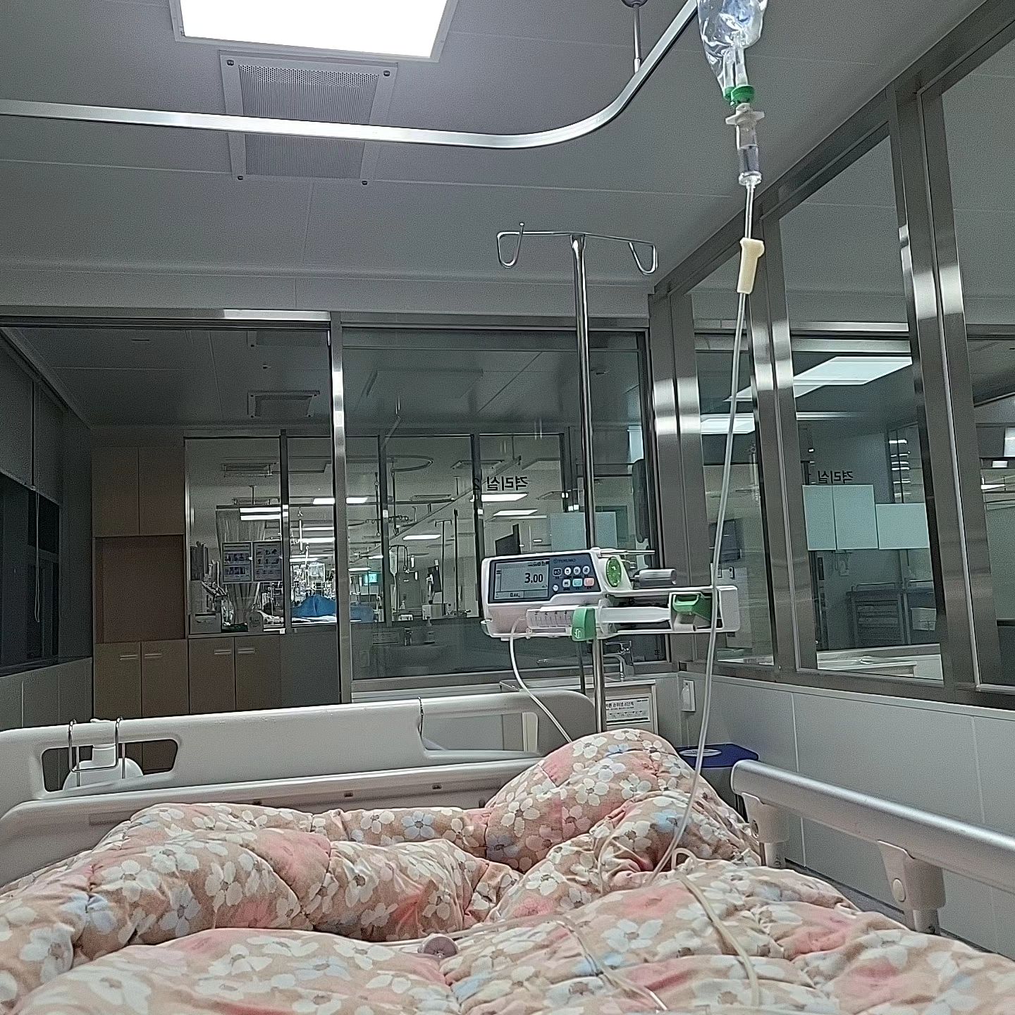 ⠀
⠀
간만에 피드를...
⠀
좋은걸 올려야하는대...
⠀
얼마전 응급으로 중환자실에 입원했다가 퇴원한지 얼마나댓다고...
⠀
구급차 전세내심🚑
⠀
⠀
⠀
심정지 올까바 바로 입원해서 응급상황 몇번 넘기고..
⠀
피난 1순위다 ㅋㅋ
⠀
지금 멀쩡~~🤗
⠀
⠀
⠀
내년엔 얼마나 좋은일들만 생기려고 올한해 이러는지...
⠀
모두 한해 마무리 잘하시고 내년엔 더더더 행복한 일들만 가득하자구요~~
⠀
⠀
⠀
#힘들지않아 #심정지 #쉬운거구나 #모든적당히 #과하지말자
#구급차🚑 #응급실 #전세내심 #이제 #그만오자