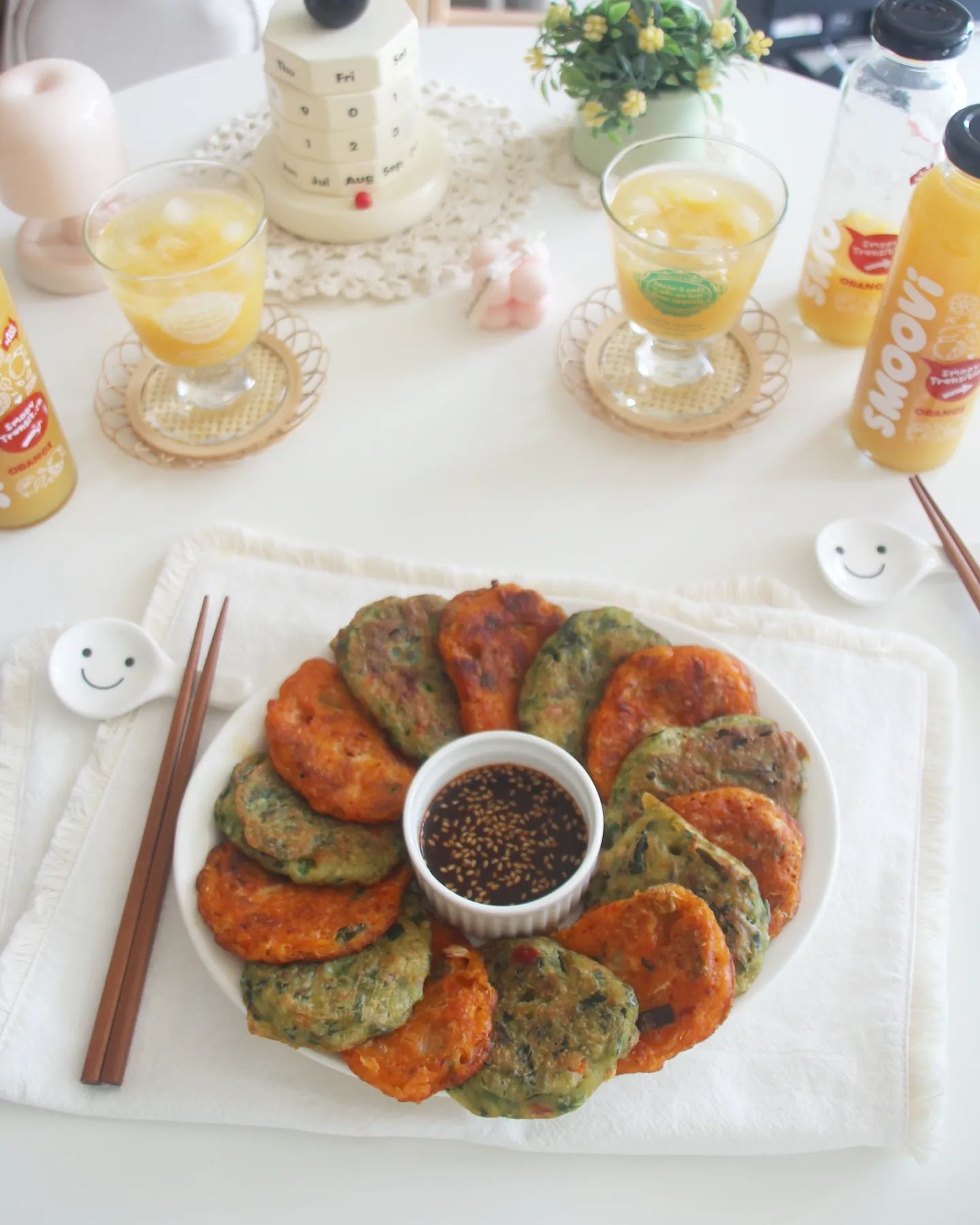 #제품제공
📍부치명장 한입시리즈
✔️ 한입아삭김치전 & 한입땡초부추전
아삭한 식감에 저온숙성 김치!
오징어와 각종 야채의 감칠맛이 간식으로,밥반찬으로 안성맞춤!
쌀가루의 바삭함이 살아있어 술 안주로도 안성맞춤!
신선한 부추와 청양고추의 매콤함! 싱싱한 해물로 풍부한 식감.
비오는 날,장마철에 집에서 간단하게 즐길 수 있어요!
프라이팬,에어프라이어로 간편하게 조리할 수 있는 초간단 전요리!
방학이라고 돌아서면 밥과 간식 대령에 하루가 금방이네요~
장마철 무더위 나가면 덥고 그렇다고 안먹을 수는 없고...
집에서도 간편하고 맛있게 먹을 수 있는 간식 찾았지 뭐예요~
오늘도 운동하고 들어온 브로들에게 한 접시씩 주었더니 너무나 맛있게 뚝딱! 클리어 했네요~😋
🙏Thank you saongwon_kfood 👈구매처
#사옹원 #사옹원전 #한입아삭김치전 #한입땡초부추전 #김치전 #부추전 #막걸리안주 #여름장마 #장마철 #간편조리 #부침개 #간단한안주 #아이들간식 #간단한간식