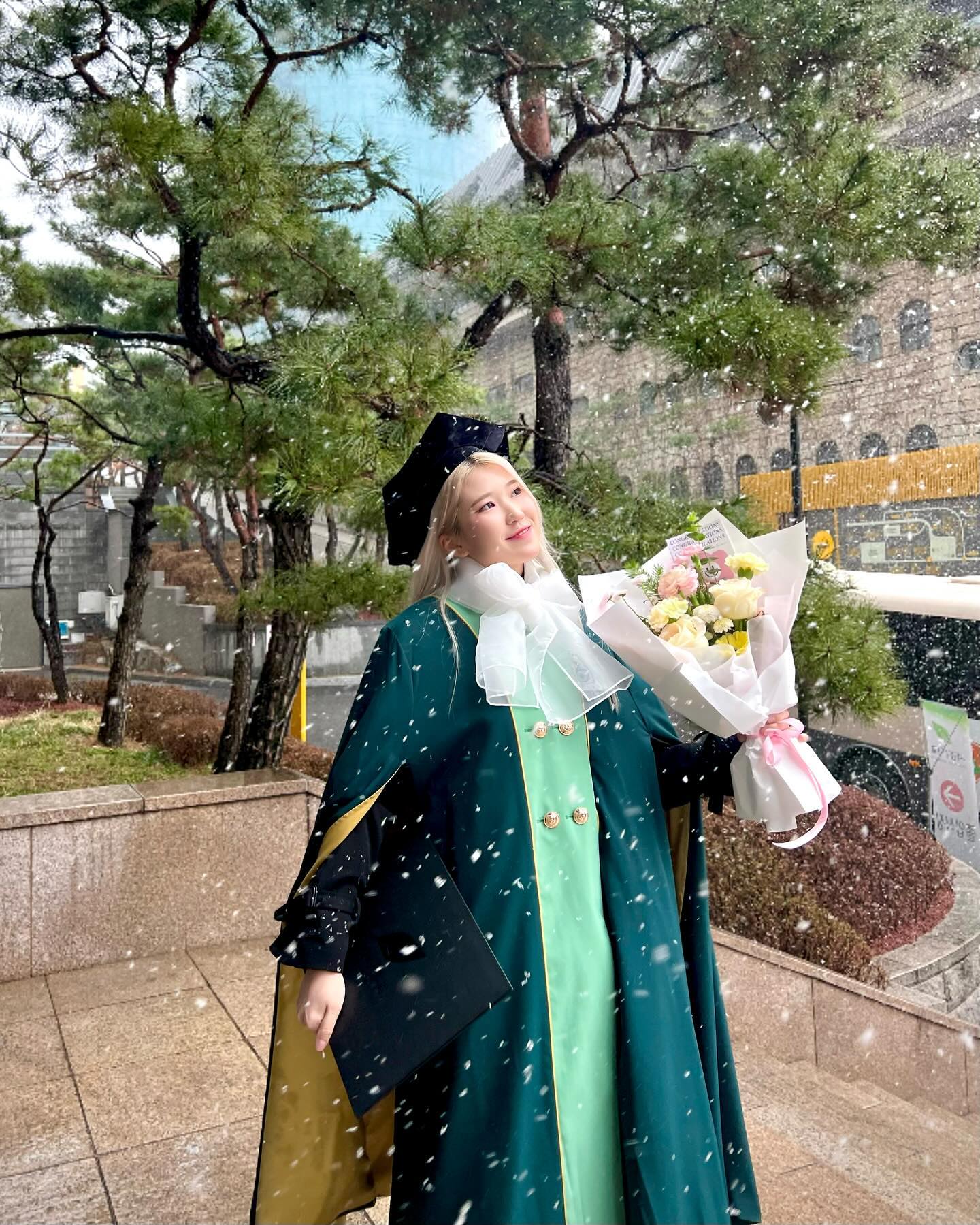 드디어 다 끝났다! 👩‍🎓💃🏻👩‍🎓

시원섭섭한 기분, 아쉽지만 또 후련하다. 길게 느껴졌던 대학생활이 이제 끝이라니 믿기지가 않는다.

졸업과 동시에 백수일 것 같았는데, 하고싶은 일을 할 수 있게 이뤄진것은 대학 덕이 정말 큰 것 같다. 
많은 사람들을 만나고, 좋은 인연으로 이어지게된것 또한 너무 고맙게 생각하고
좋은 기억들을 절대 잊지않고 추억으로 소중하게 간직할거다💜

졸업을 축하해주신 많은 분들 진심으로 감사드립니다 💞