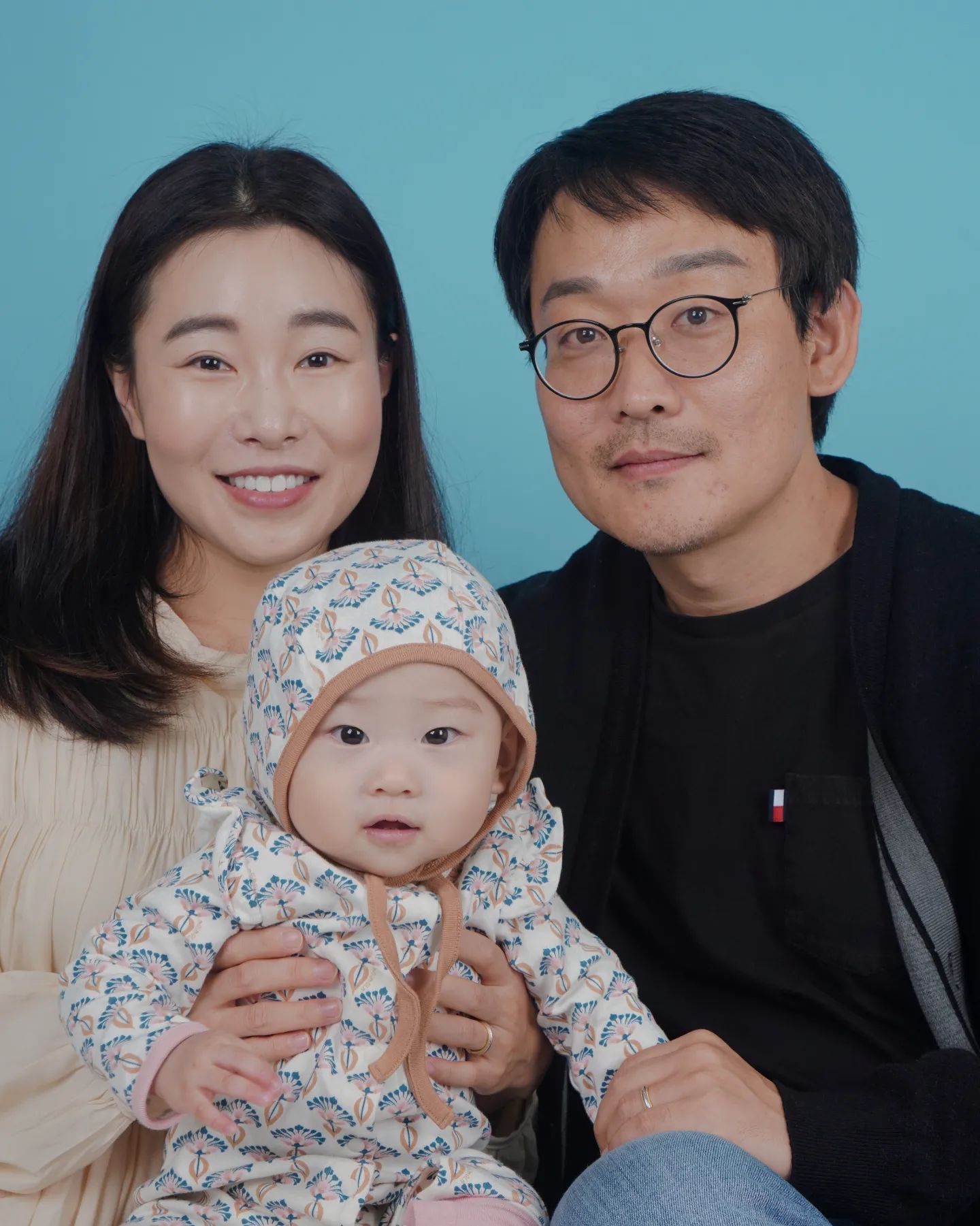 얼마만의 내 일상 피드인지 모르겠다.
출산 후 육아는 격어보지 않은 사람들은 절대 모를 엄청난 노동🥲
9개월동안 아기만 보는데도 너무나 힘들었다. 🫠
이제는 집에서 조금씩 나와서 즐기기 시작하는 중 
아기 모델시키고 싶어서 카메라테스트하면서 가족사진도 건졌다. 카메라도 너무 잘보고 좋아하지만 에이전시 등록은 조금더 생각해보기로 했다.
👼
#모노키즈 #아기모델도전
#가족사진 #9개월아기 #카메라테스트