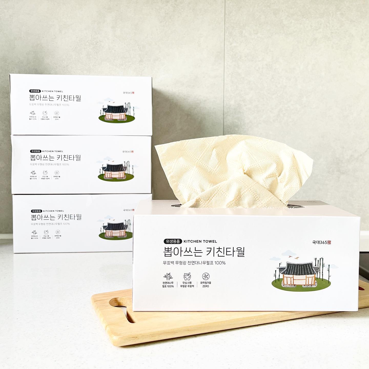 #협찬

주방의 필수품 키친타올은
대나무펄프 100%의 뽑아 쓰는 대나무 키친타올로 사용해요

사용해 보면 먼지날림 거의 없고
무 표백 무 형광에
유해 물질 불검출 된 제품이라 그런지
안심 되는 거 있죠

2겹의 엠보싱에 사이즈도 어찌나 넓은지
한 장만 사용해도 기름, 찌꺼기 한 번에 처리 되고

한 장씩 뽑아 사용하니 롤 키친타올 보다 훨씬 편리해요

집들이 선물로도 좋은 주방템 키친타올
주부입장에서 선물 받으면 넘 좋을 듯 하네요.

korea365_official 

#국대365 #뽑아쓰는대나무키친타올 #먼지없는키친타올 #무형광무표백 #안전한키친타올 #휴대용키친타올 #키친타올추천 #키친타올 #뽑아쓰는키친타올 #친환경제품 #주방템 #살림템 #집들이선물 #답례품추천 #주방인테리어