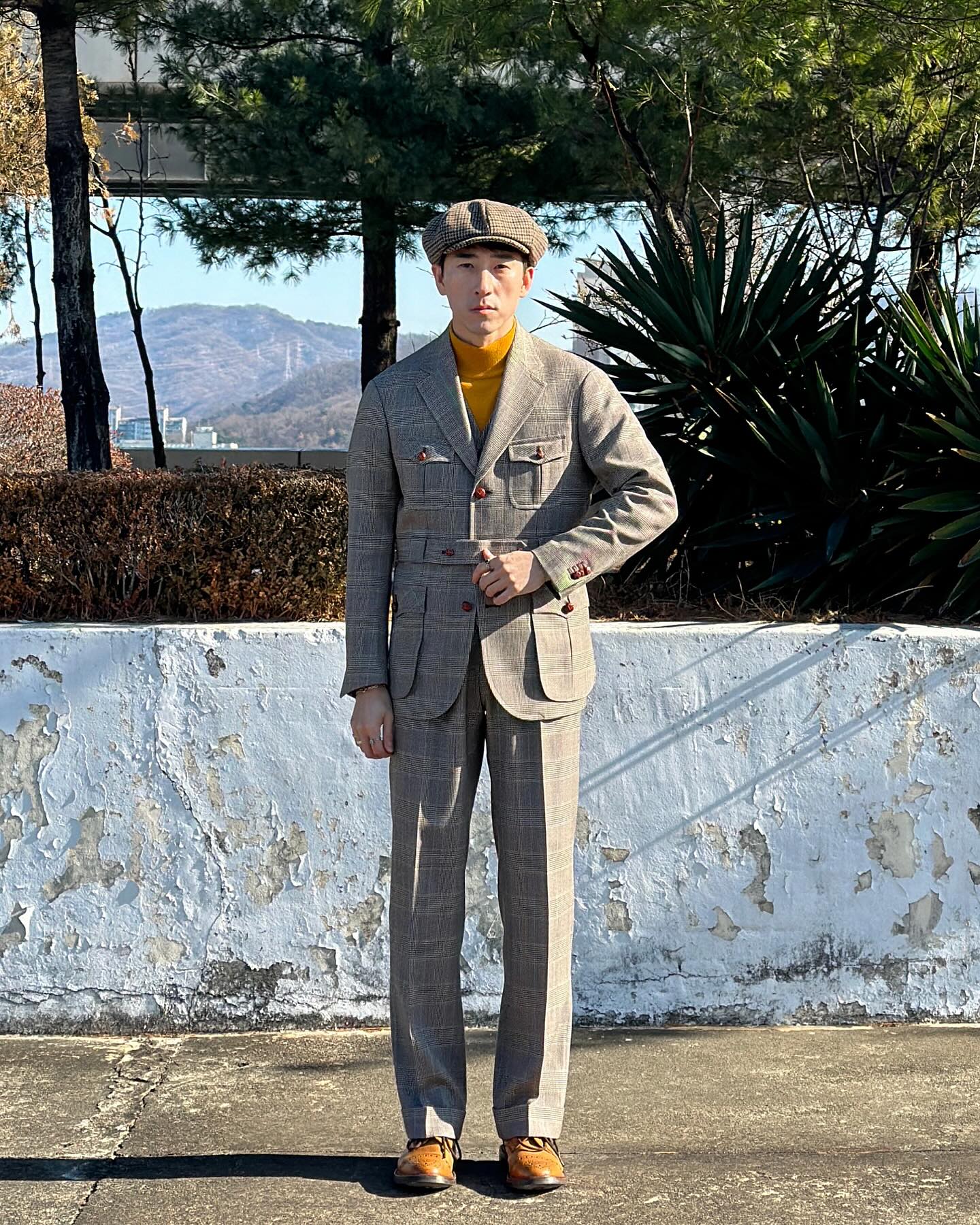 .
안녕하세요, 
찰리형입니다😁

오늘의 아웃핏은 제가 직접만들어 소개하는
헌팅자켓 3피스 수트 입니다.

모두 맞춤제작 상품으로, 남들과 다른 특별함을 필요로 하는 분들에게, 보여드리고 싶어 제작한, 90s 스타일의 수트인데요

앞으로 이친구를 시작으로, 제가 직접 소개하고 만드는 옷들을, 인스타 피드에 소개하고, 그걸 필요로 하는 분들과의
소통을 시작해 보려합니다.

그럼 오늘의 제품 소개 드리면서, 앞으로의 이야기 시작해볼테니,  옷쟁이 라면 많은 관심 갖어주세요, 감사합니다

_
<디자인>
+ 체형에 따른 패턴 사용
+ 하견체형/ 이태리패턴🇮🇹
+ 상견체형/ 영국패턴🇬🇧
+ 찰리형의 90s 3피스 수트 / 맞춤제작
+ 국내원단 / 브라운 글렌체크 

<가격>
+ 2피스 기준 (조끼추가시 비용발생)
+ 국내원단 / 65만원,75만원,85만원
+ 수입원단 / 문의
+ 다양한 원단을 통해 본인의 스타일을 만들수 있음

<제작기간>
최소 3주 / 상담+ 가봉 + 완성까지