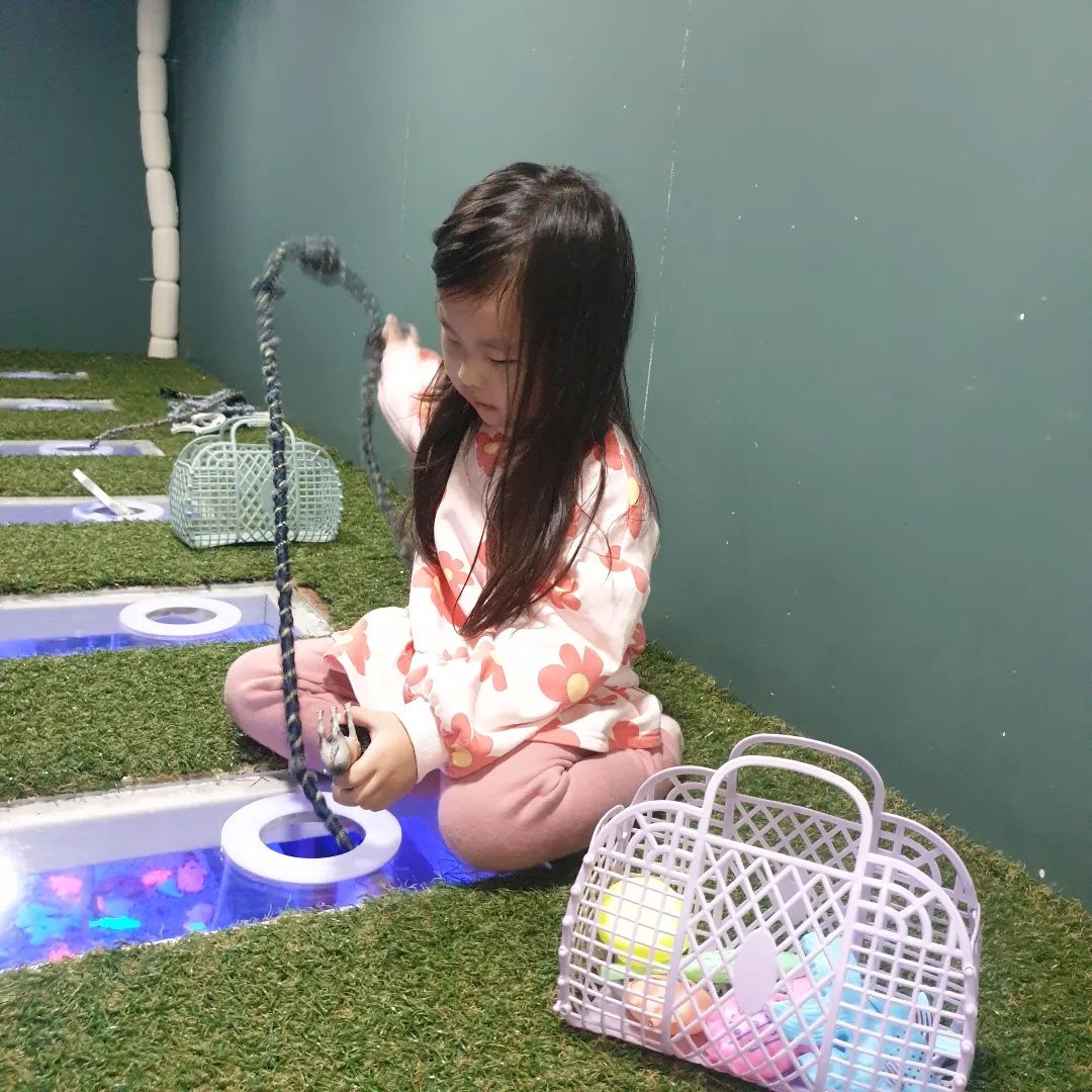 ㆍ
키카에서 3시간반을 야무지게 놀고나서
이제 집에가자! 하고 옷챙기니
같은반 언니가 입장!!!
다시 같이 30분 더 놀고 4시간 꽉 채우고
아쉽게 집으로 😆😆😆
 
엄마랑 둘이 놀때도 에너지 뿜뿜이었는데
언니만나니 언니랑 둘이서 어찌나 
더 신이 나는지ㅋㅋㅋ
 
집에 오자마자 뻗어서 3시간 낮잠 주무신 따님
😆😆😆
 
 
 
#키카 #에너지 #뿜뿜 #4시간 #실화냐