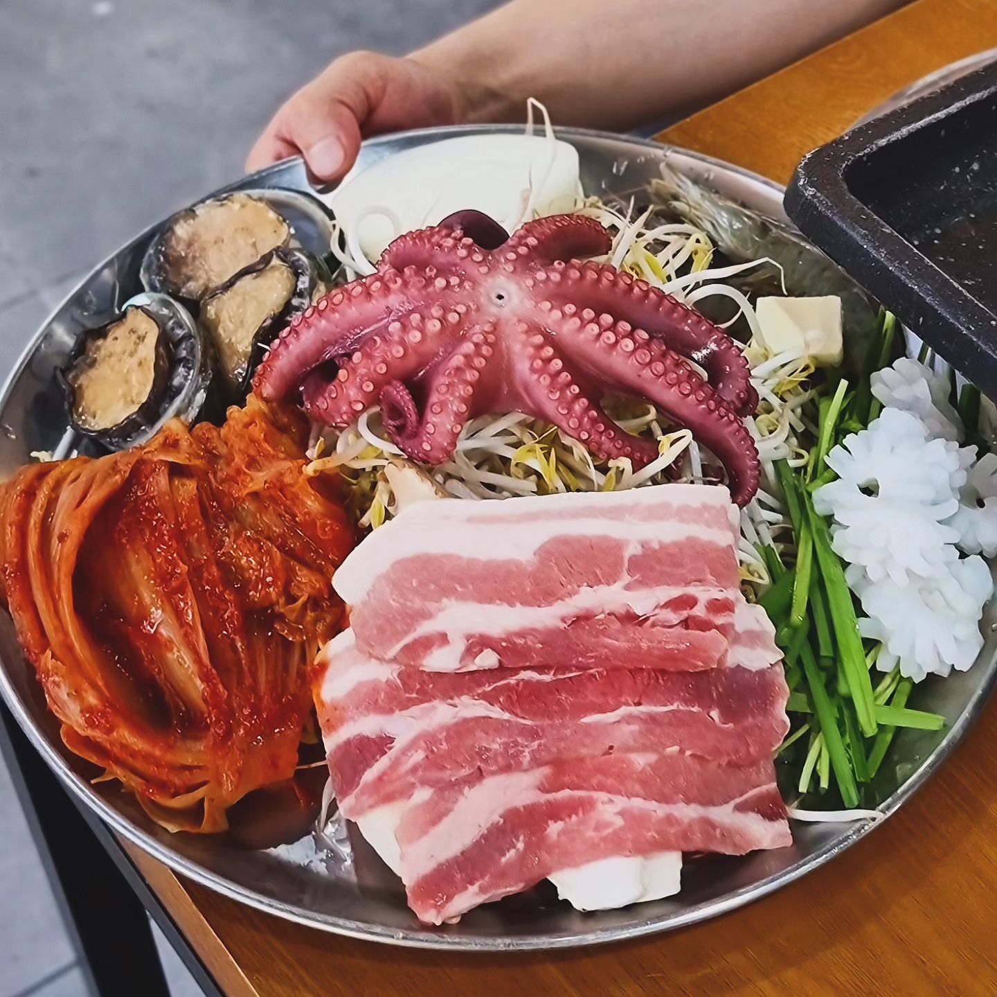 여름휴가 행복했다..🤍

마음은 아직 여수에 난 지금도 휴가중☺️

여수 도착하자마자 처음으로 먹은 음식 해물삼합

비주얼 합격👌

여수에 도착 했을 때 딱 점심때 였는데.

점심에도 이 비주얼의 식사가 가능했고

무엇보다 엑스포역과 가까워서 ktx타고 와도 바로 식사가능!
(뚜벅이는 햅퓌)

메뉴들이 전국 택배가 가능해서 
저와 같은 여행객들 중
포장이나 택배 시켜서 가시는 분들이 좀 많더라구여😗

전 해물문어삼겹삼합과 갈치조림을 먹었는데
갈치조림에 게장들 까지 나와서 더 최공👍

.
.
#전남여수맛집 #여수맛집 #덕충동맛집 #여수덕충동맛집 #전남해물맛집 #여수엑스포맛집 #여수현지인맛집 #여수삼합맛집#해물삼합맛집 #여수엑스포삼합 #여수밤바다 #전남현지인맛집 #전남삼합맛집 #여수여행 #여수해물삼합 #오늘메뉴 #오늘뭐먹지 #음식 #푸드스타그램 #여수해물삼합맛집 #여수엑스포 #여수엑스포역맛집 #여수엑스포해물삼합 #여수엑스포근처 #여행 #여행사진 #여행스타그램