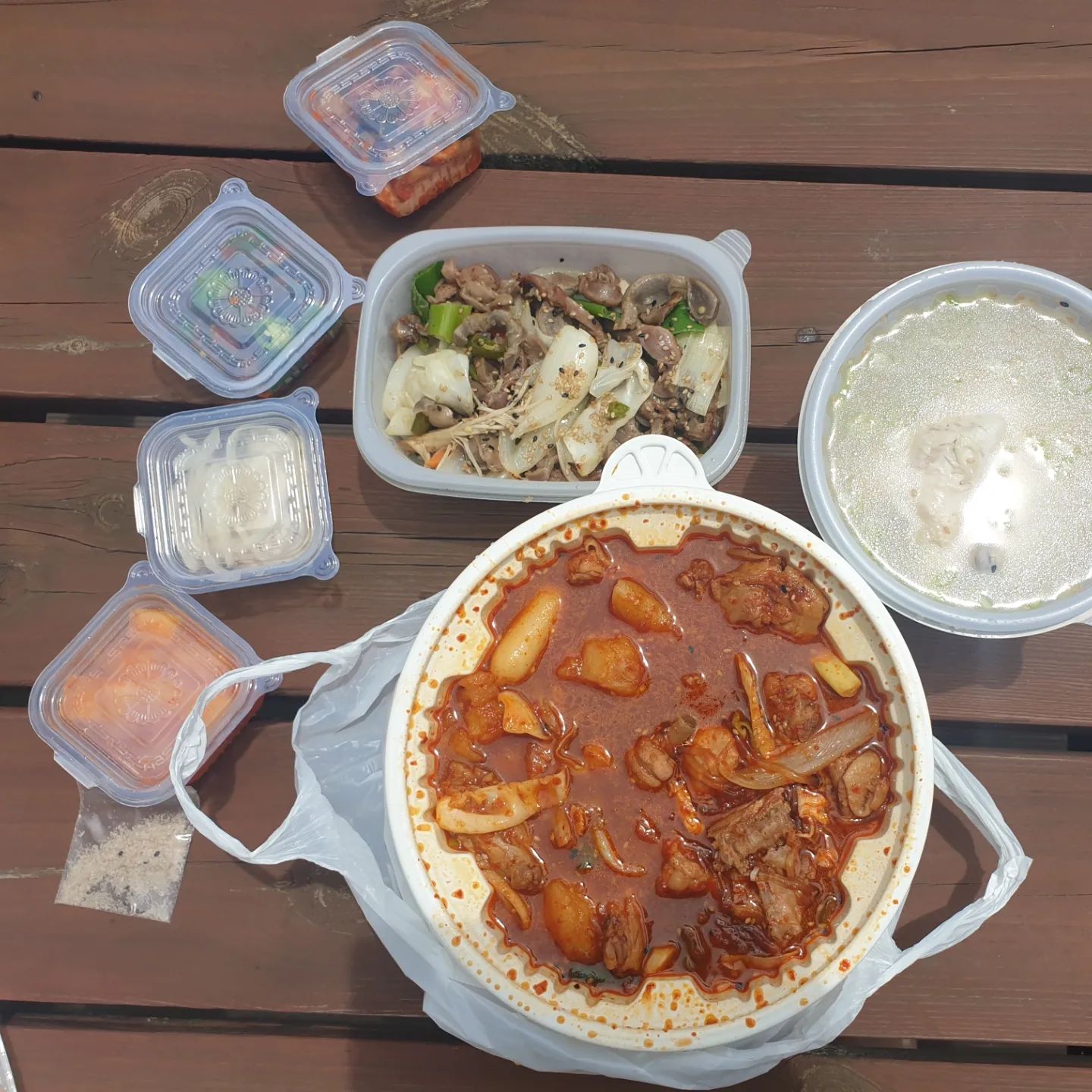 #협찬

진짜 맛있게 먹었던 곳.. 아이들도 너무나 맛있다면서..남은 국물에 밥 까지 말아먹을 정도였는데요..!
워낙 맛있다고 동네에서 입소문이 난건지.. 진짜 많은 손님들이 찾아오시는 곳이였답니다!

곧 다가오는 초복에 꼭 드셔보시길 추천드리는 이곳은.. 방문포장시 10%할인이벤트도 진행을 하고 있는 곳이랍니다!

세트메뉴는 포장할인 중복이 되지는 않지만.. 세트메뉴 자체가 할인된 가격이라서 삼계탕, 닭도리탕, 근위야채볶음을 함께 드시고 싶은 분들껜 세트메뉴 추천드려요!!

<< 성민준삼계탕 >>
- 울산 울주군 범서읍 점촌2길 42
- 052-245-0152
- 오전 10시 ~ 밤 10시
- 주차장있음 
- 포장, 배달 가능

#울산구영리삼계탕맛집 #울산구영리맛집 #울산삼계탕포장 #울산구영리삼계탕 #울산구영리닭도리탕 #울산울주군찜닭맛집 #울산구영리밥집 #울산구영리보양식 #울산성민준삼계탕 #울산구영리성민준삼계탕