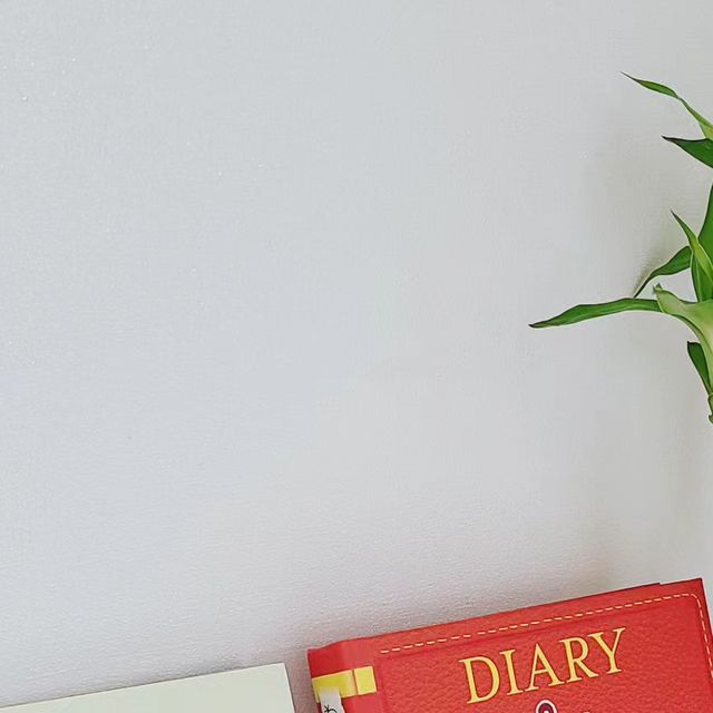 랄라블리 on Instagram: "#광고 #책진열대 👏 북인테리어 소품으로 사용하고 싶었는데 투명 아크릴진열대 사이즈 딱 좋고 투명함이 매력적이네요 👍작은 사이즈 책부터 잡지까지 진열하기 딱