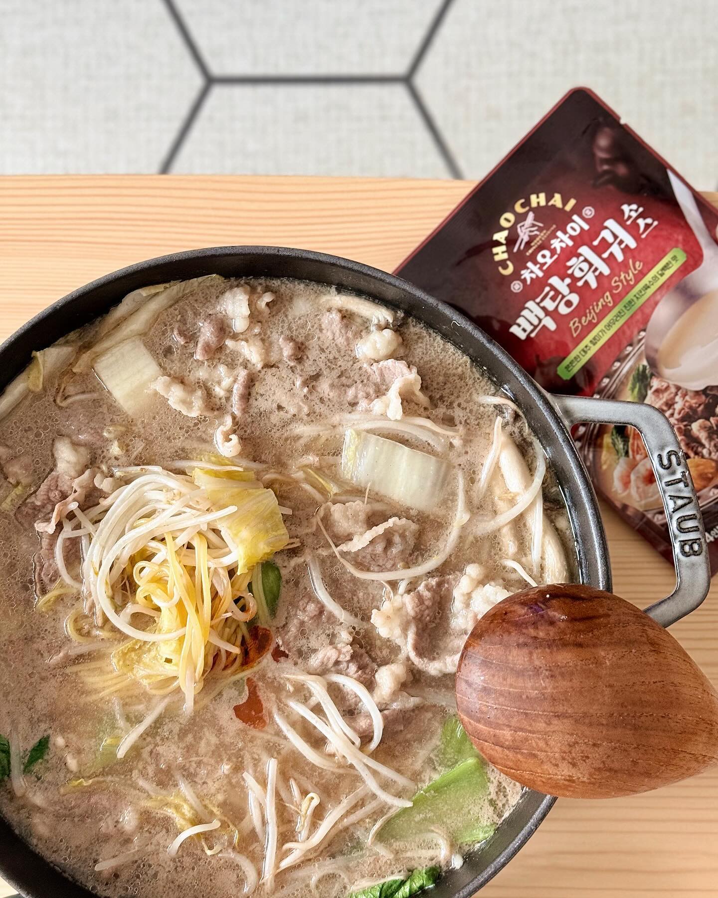 #협찬 으로 맛점 클리어!
-
냉장고에서 야채 있는대로 꺼내고
소분해뒀던 차돌박이도 꺼내서
오늘 점심은, 훠궈를 먹었어요🌝

집에서 훠거 먹을 생각을 못 해봤는데
차오차이 백탕 훠궈소스로 간단하게
백탕훠궈 육수 만들어서 야채 듬뿍 넣고
집에서 훠궈맛집을 느끼며 먹은 오늘👍🏻

다른 마파두부, 마라샹궈, 몽골리안 비프 소스들도
어렵지않게 뚝딱뚝딱 한끼 요리 가능하겠더라구요!

캠핑이나 여행갈 때 챙겨가서 해 먹기도
뚝딱뚝딱 좋을 것 같아요

오프러인 이마트에서 3/15-4/4까지
1+1행사중이더라구요?
✅여기서도 구매 가능하대요🌝
(  http://bit.ly/48Q46kU )
.
.
#차오차이 #중화미식 #중화요리 #중식
#차오차이요리소스 #훠궈 #백탕훠궈
#훠궈레시피 #훠궈만들기 #백탕훠궈소스