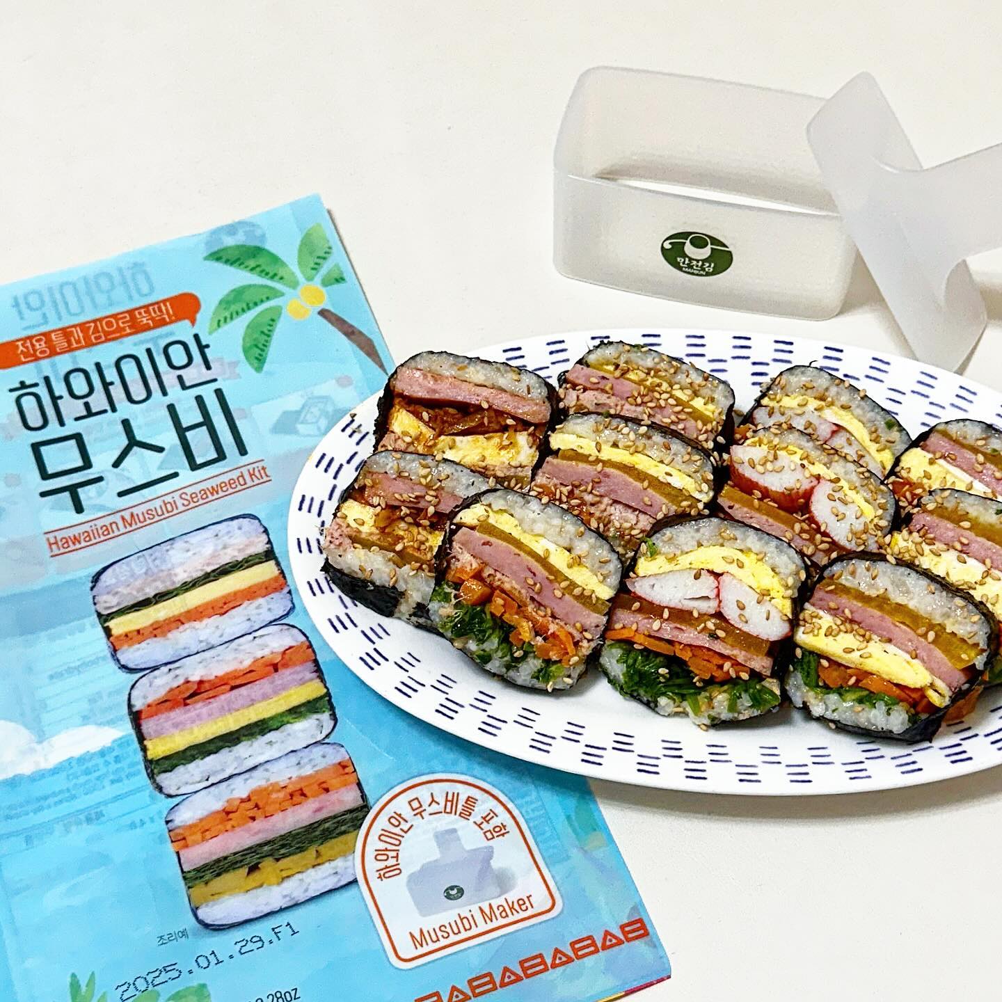 #협찬 #만전김 #하와이안무스비 

쉽고 근사하게 만드는
나만의 무스비✌🏻

만전김 하와이안 무스비🍙🍙🍙

집김밥, 무스비 좋아하는데
자꾸 터지시는분😭💦

무스비틀과 반으로 잘린 김이 들어있어
초간단 무스비 완성 쌉가능‼️‼️‼️

김 올리고 틀속에
밥+재료+밥 넣고 김으로 덮으면 끝⭐️

밥 조금에 재료 듬뿍에 입 가득차니〰️
더더더 맛있더라구요😍😍😍

집들이나 홈파티때 식탁에 올리면 너무 좋을꺼 같아요❤️
.
.
manjun_seaweed_korea 👀
✔️만전김 스마트스토어’와 ‘컬리’에서 구매 가능〰️🎶
.
.
#무스비 #무스비도시락 #도시락 #레시피 #레시피추천 #도시락추천 #간편한도시락 #예쁜도시락 #집밥도시락 #아기반찬 #유아반찬 #유아식 #김밥 #김밥도시락 #김밥싸기