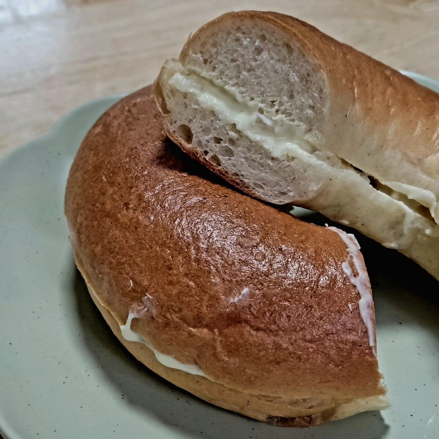 어쩌다보니 연속 베이글이네 🤣 🥯 
오늘은 달콤한 크림치즈 베이글 !
반죽에도 크림치즈가 꽤 많이 들어가서
베이글 자체도 달콤하고 폭신한 소프트계열 베이글 이였는데
중간에 크림치즈 스프레드를 만들어서 바르니 더더 달콤해졌다
스프레드가 크림치즈에 설탕 생크림 디종머스타드 등을 넣어 만든거다보니
많이 바르면 조금 달아서 얇게 발라먹으니 딱 맛있었다 😊
스프레드에 양파나 쪽파 등등 느끼함을 잡아줄수 있는걸 넣어도
맛있다고 하셔서 다음엔 쪽파로 도전해봐야겠땅! 💓
아 베이글 자체도 너무 쫄깃하고 맛있어서 
베이글만 먹어도 맛있을거 같당 요레시피는 다음에 꼭 다시 해봐야겠다!
.
.
.
.
.
.
.
.
.
.
.
.
.
.
🤍