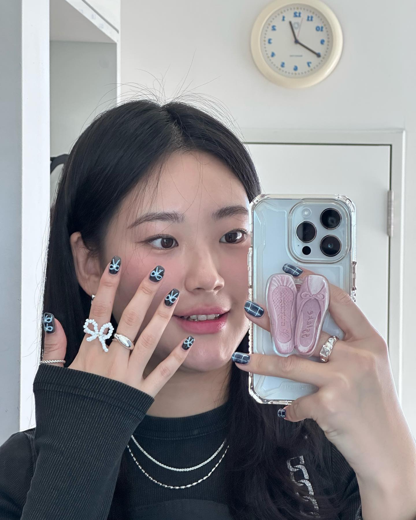 요번에 한 네일 너무 맘에 들어요🩶😁

주말에 다들 뭐하셨나욤?🙌🏻