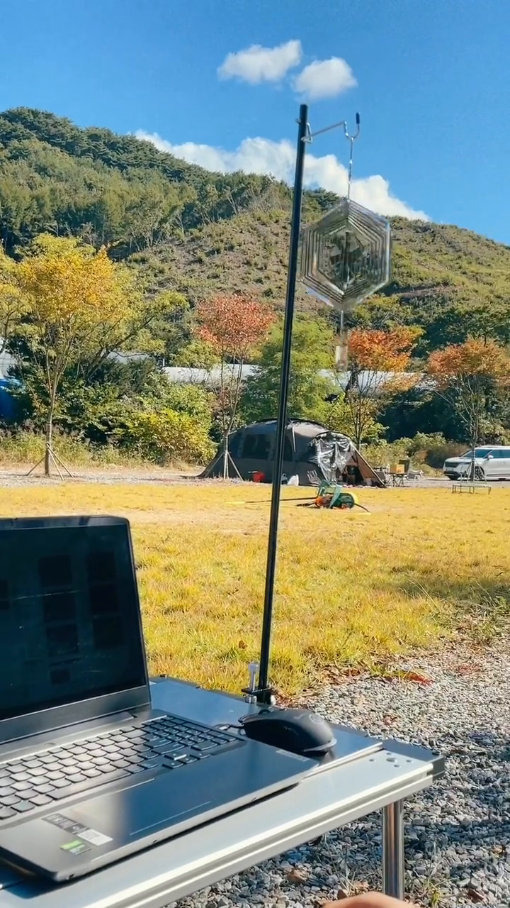 진짜 말그대로 가을🍁 캠핑이였던 날씨😉
하늘도 이쁘고 구름도 이쁘고 
7th_equipment 님의 스노우윈드스피너도 이쁘고 🤭 
요즘 보면서 힐링 많이 하는중 🌟

옆에서 작업하는 여보도 이뿌네🫶🏻