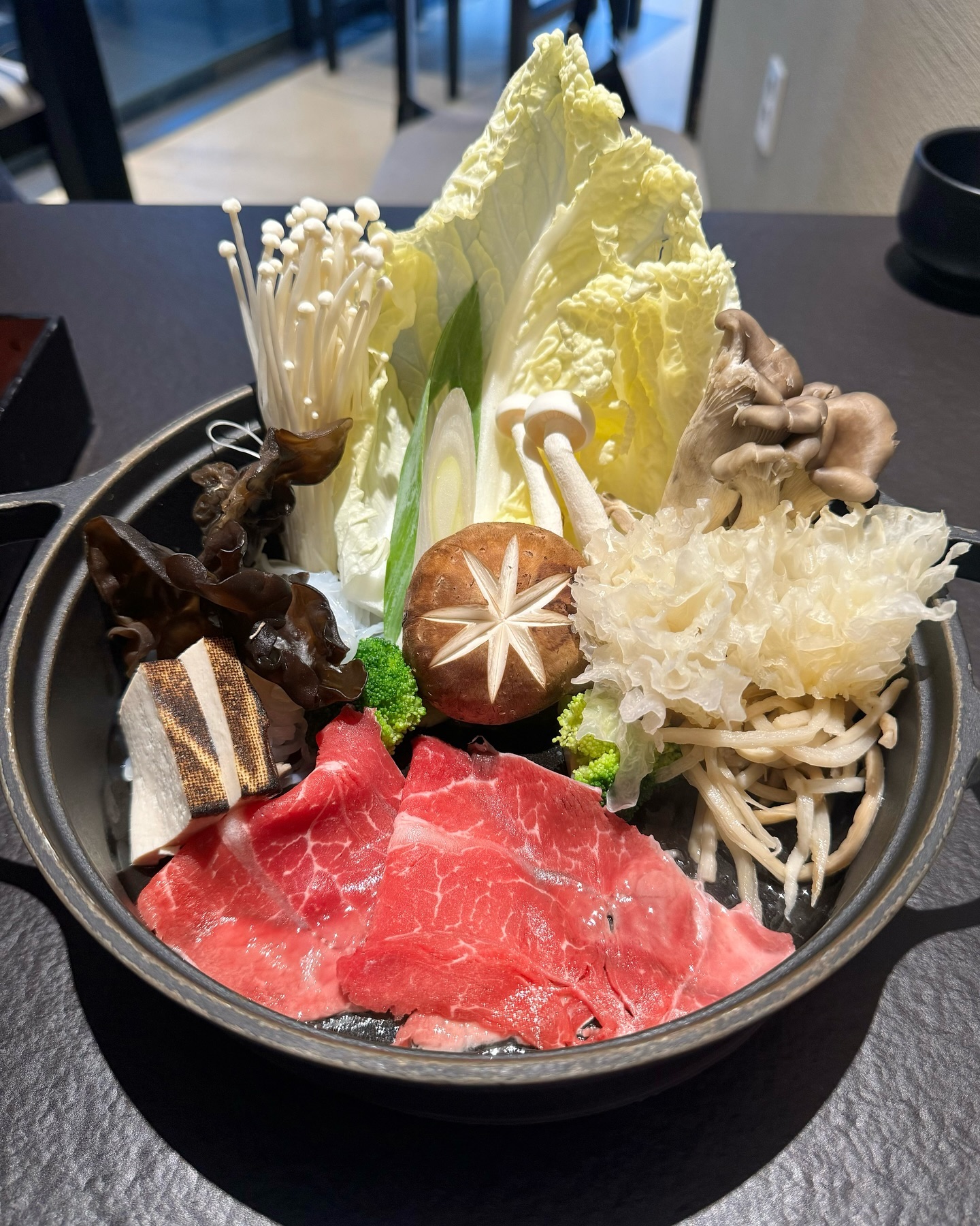 #협찬 서울 합정에서 모던하게 즐기는 진짜 스키야키 맛집!키츠스키야키에 다녀왔습니다:)이번 서울 여행에서 손에 꼽혔던 맛집이었어요!여러분들도 꼬옥 먹어보셨음 해서 이렇게 글 올려봅니당🥹
키츠스키야키는 일본식 샤브샤브인 스키야키를 파는 곳인데요!스키야키에 들어가는 고기의 질이 정말 좋아서 감동을 하면서 먹었답니당👍🏻이뿐만이 아니라 야채도 리필이 계속 가능해서 배부르게 저녁식사를 할 수 있었어용!계란을 풀어 찍어먹어도 맛있었고 같이 제공해주시는 소스에 찍어먹어도 정말 맛있었어요🤤
스키야키를 다 먹으면 후식으로 카레우동을 준비해주시는데 이게 그렇게 맛있더라고요🥺사진보니까 또 먹고 싶어지는🫢일반 우동이 아닌 카레우동이라 더욱더 맛있었던 거 같아용:)
합정역 모임장소로도 좋고,데이트장소로도 분위기가 좋은 맛집인 키츠스키야키 였습니다!

이 글은 리뷰노트를 통하여 본 업체에서 제품또는 서비스를 제공받아 작성된 글입니다.

📍서울 마포구 양화로7길 6-5 (서교동, 와와빌딩) 1층 키츠스키야키
•
•
•
#합정역맛집 #합정스키야키 #합정샤브샤브 #키츠스키야키 #스키야키 #스키야키맛집 #리뷰노트 #서울맛집 #서울맛집추천 #합정맛집 #합정핫플 #합정데이트 #서울핫플 #서울데이트 #서울여행 #서울 #부산모델 #맞좋