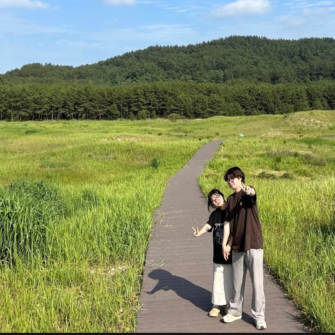 🐫신두리 해안사구🐫

태안에 사막이 있다는 소문을 듣고 신두리 해안사구로 떠났다! 

입구에 소가 풀을 뜯어 먹고 있어 마치 제주도 말 같은 포지션이었다 ㅋㅋㅋ 너무 귀여웠음 

꽤 비가 많이 와서 그런지 풀이 쑥쑥 길어져 있어 초원 느낌 가득!

기대했던 사구에는 여름이라 그런지 사진에 없던 풀이 올라와 있었다 ㅋㅋㅋ  그래도 포토존에서 멋지게 사진을 찍었다!

태안 바다도 예쁘고 모든 게 완벽했던 하루였다! 남자친구의 친구들과 재미있고 소중한 추억을 남길 수 있어 행복했다☺🥰

#신두리해안사구 #해안사구 #태안 #창수오빠 #건이오빠 #반가웠어요 #굿