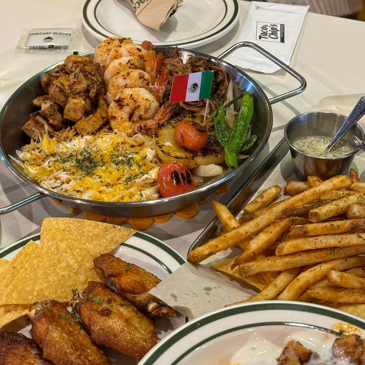 〰️
📍타코앤칩스

⭐️⭐️⭐️⭐️
타코 넘 좋아하는데 유성에도 이런 맛집이🌮🌯
세트 구성도 좋고 푸짐해서 멕시칸 음식 땡길때 찾으면 좋을 곳🤍

📋
파히타세트 37,000원
버팔로윙 4,000원

🗺️
대전 유성구 문화원로 95 가은빌딩 2층 207호 타코앤칩스