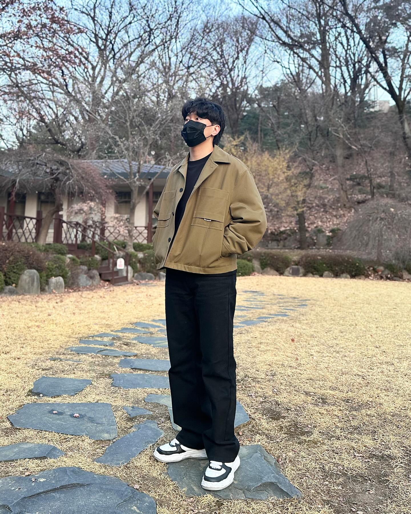 간절기에 입기 좋은 솔리드옴므 봄자켓🌱🌱
크롭 기장감의 캐주얼한 느낌이 이뻐요💚
.
.
.

Jacket: solidhomme 
Pants: wooyoungmi 
Shoes: miharayasuhiro_official