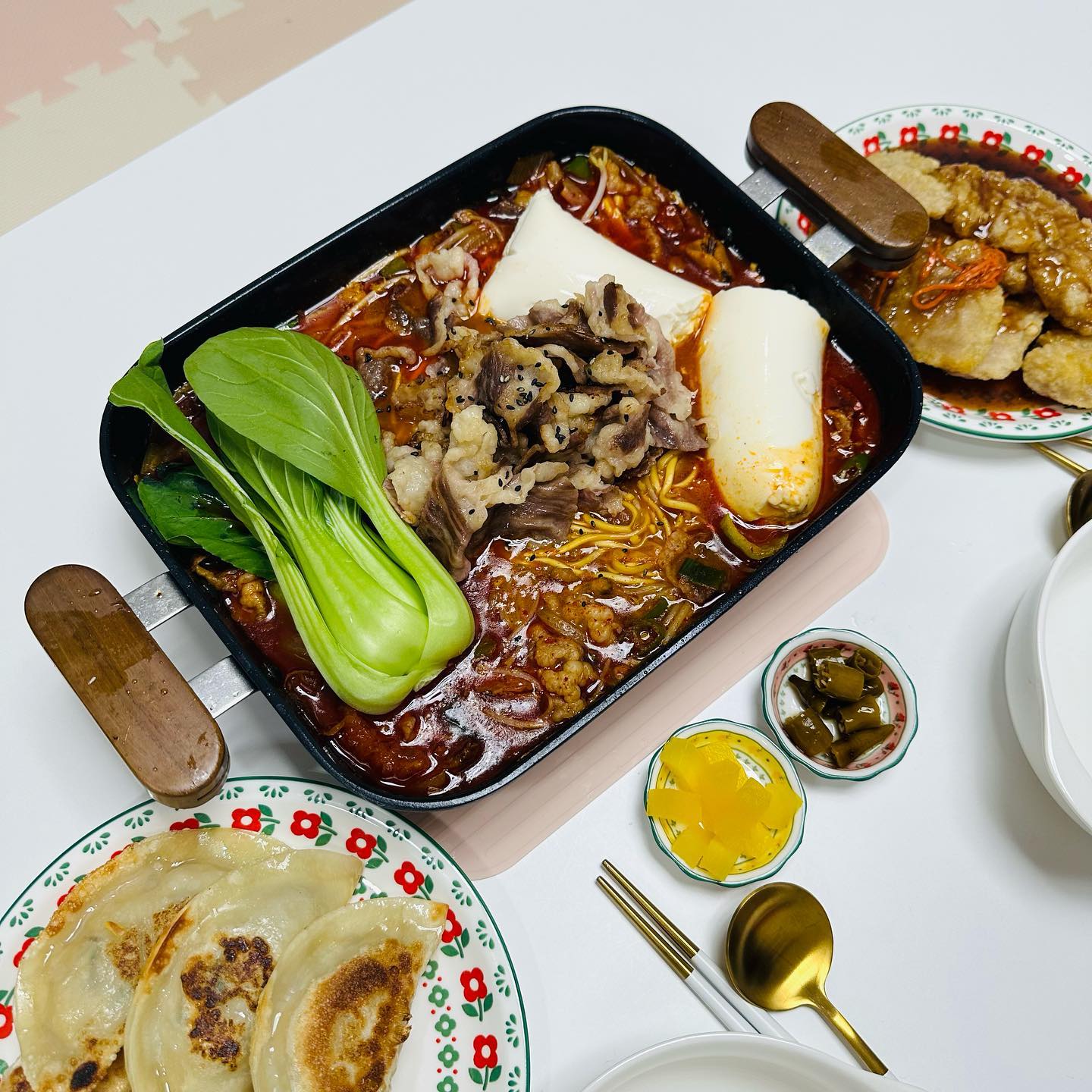 ⠀
뜨끈한국물요리가 생각나서
만들어본 차돌순두부짬뽕탕 🥘😙
⠀
밥차릴시간이 빠듯해서 호다닥 만들었는데
정아언니표 고추지랑 (190523j )
유미언니표 만두로(_yu_mi95 )완벽해져따 🥰💛
⠀
계량없이 급하게 만든것치곤
지금까지 만든 짬뽕중에 젤 맛있었따 🤗
⠀
⠀
✔ 차돌순두부짬뽕탕 🥘
　① 팬에 차돌을 노릇하게 익힌다.
　　(토핑용은 따로빼두기)
　② 잘익은 차돌에 다진마늘을넣어 볶아준다.
　③ 간장 2T를 구석에 살짝끓여 고기에 입혀준다.
　④ 목이, 양파, 고추, 양배추를 넣어 볶은후
　　토치질 해준다.
　⑤ 고춧가루를 2T넣어 살짝볶아준후 사골1컵을
　　넣어 끓여준다.
　⑥ 나머지 육수+물을 넣어주고 입맛에따라
　　굴소스, 고춧가루, 소금, 후추로 양념해준다.
　⑦ 숙주와 청경채를 넣고 중화면을 풀어 익혀준다.
　⑧ 순두부를 잘라 넣고 고추기름을 살짝 둘러준다.
　⑨ 토핑으로 남겨둔 고기와 생청경채를올려 완성한다.
⠀
⠀
🥘 #차돌순두부짬뽕
🧆 #꿔바로우
🥟 #군만두
🌶️ #고추지
⠀
⠀