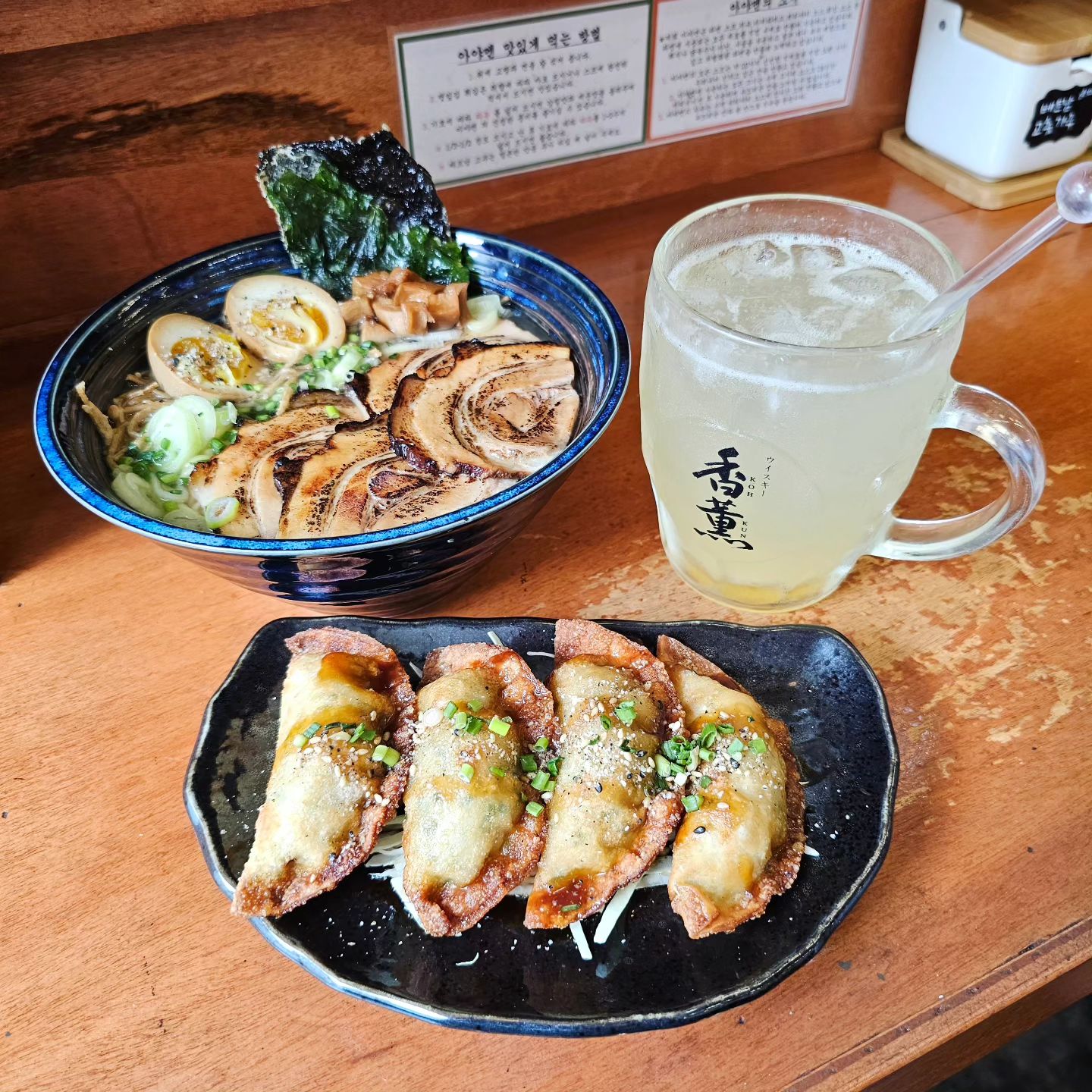 🍜
#아야멘홍대

라멘에 들어가는 모든 걸 수제로!
여러가지 고명 듬뿍 
건어물 사골육수가 어우러진 #시오라멘 과
직접 만든 교자를 튀긴 #교자가라아게 에
#유자사케하이볼 까지

라멘 마니아라면 꼭 들러야 할 곳👍🏻

#라멘맛집 #홍대라멘 #라멘스타그램
#홍대맛집 #맛스타그램 #홍대데이트코스