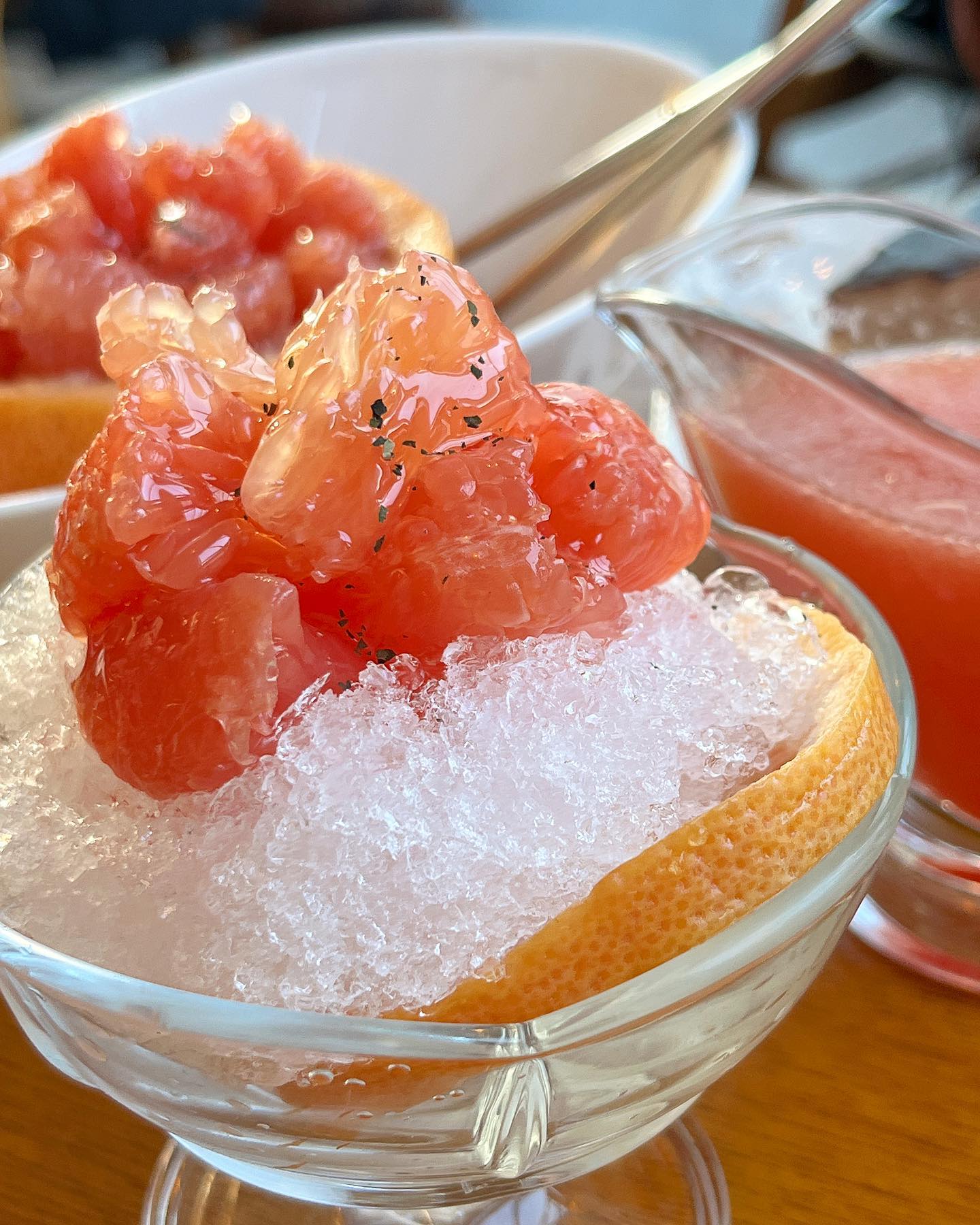 #협찬 자몽 디저트 카페 “슬로스텝”🍊

오늘의 픽 메뉴🍴
꿀자몽 7,900원
꿀자몽퐁당티 7,500원
얼그레이 쇼콜라 무스 케이크 7,800원

상큼한 자몽이 가득가득한 카페
자몽 특유의 쓴 맛 없이 너무 달다구리한 꿀자몽
살얼음에 자몽을 젹셔 먹는 꿀자몽퐁당티

테라스 자리에는 빔프로젝터가 있어 가을에 오기 딱 좋고
눕방 가능한 자리까지 있어 너무 좋아❤️
이미 연예인들 사이에서도 소문난 카페

이색적인 카페 메뉴 드시고 싶으시면
슬로스텝으로 오세요🙋🏻‍♀️🙋🏻‍♀️

주소
👉🏻 종로구 대학로8가길 89 3층 카페 슬로스텝

연락처
👉🏻 02-762-2229

영업시간
👉🏻 평일 11:30 ~ 22:00
👉🏻 주말 11:30 ~ 23:00

#대학로카페 #테라스카페 #케이크맛집 #자몽맛집 #맛스타그램 #슬로스텝 #대학로카페 #꿀자몽 #대학로나들이 #혜화나들이 #마로니에공원 #카페그램 #디저트그램 #이색카페