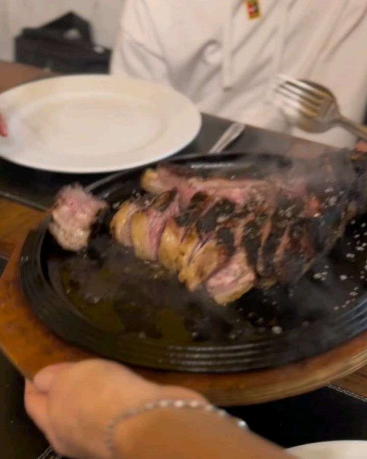 피렌체에 가면 티본 스테이크는 기본으로 먹어야죠 🤎

입에 넣자마자 녹아요 녹아!!!
지글 지글 구워 온 티본 스테이크에 올리브유와 후추를 뿌려 먹다
질릴때 쯤 꺼내줘야하는 대한항공 볶은 고추장 ㅋㅋㅋㅋㅋ
밥 한그릇만 있었다면 내 평생 잊을 수 없는 맛이 되었겠지만

유럽와서 처음으로 유럽 레스토랑같은 곳에 온 감격에 감지덕지
싹싹 긁어먹고 뼈에 붙은 적은 살점까지 싹싹 긁어 먹었어요 🤣