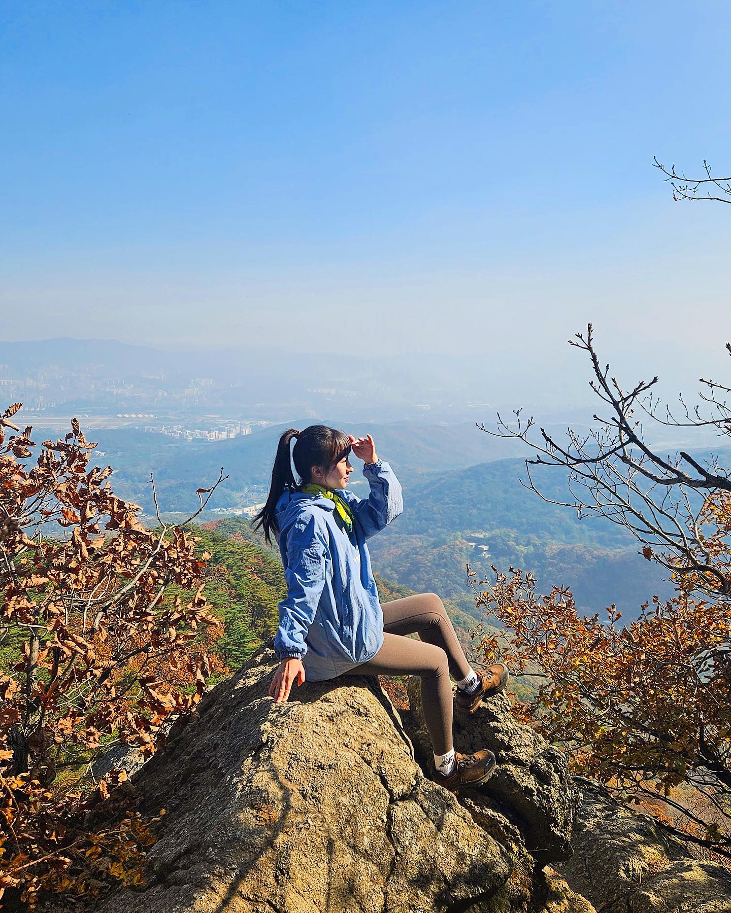 청계산 매봉 정상보다 예쁘던
#청계산매바위 🪨🍁🍂

청계산 재미없네..이렇게 안예쁜 산정상뷰는 처음이다 생각하고 내려가다가 만난 매바위뷰

비록 낙엽뷰지만 탁트인 하늘이랑 산 최고❣️

유나니랑 같이 등산하니까 예쁜사진이 많이남는당 yoonstag 👍

#산타는즨