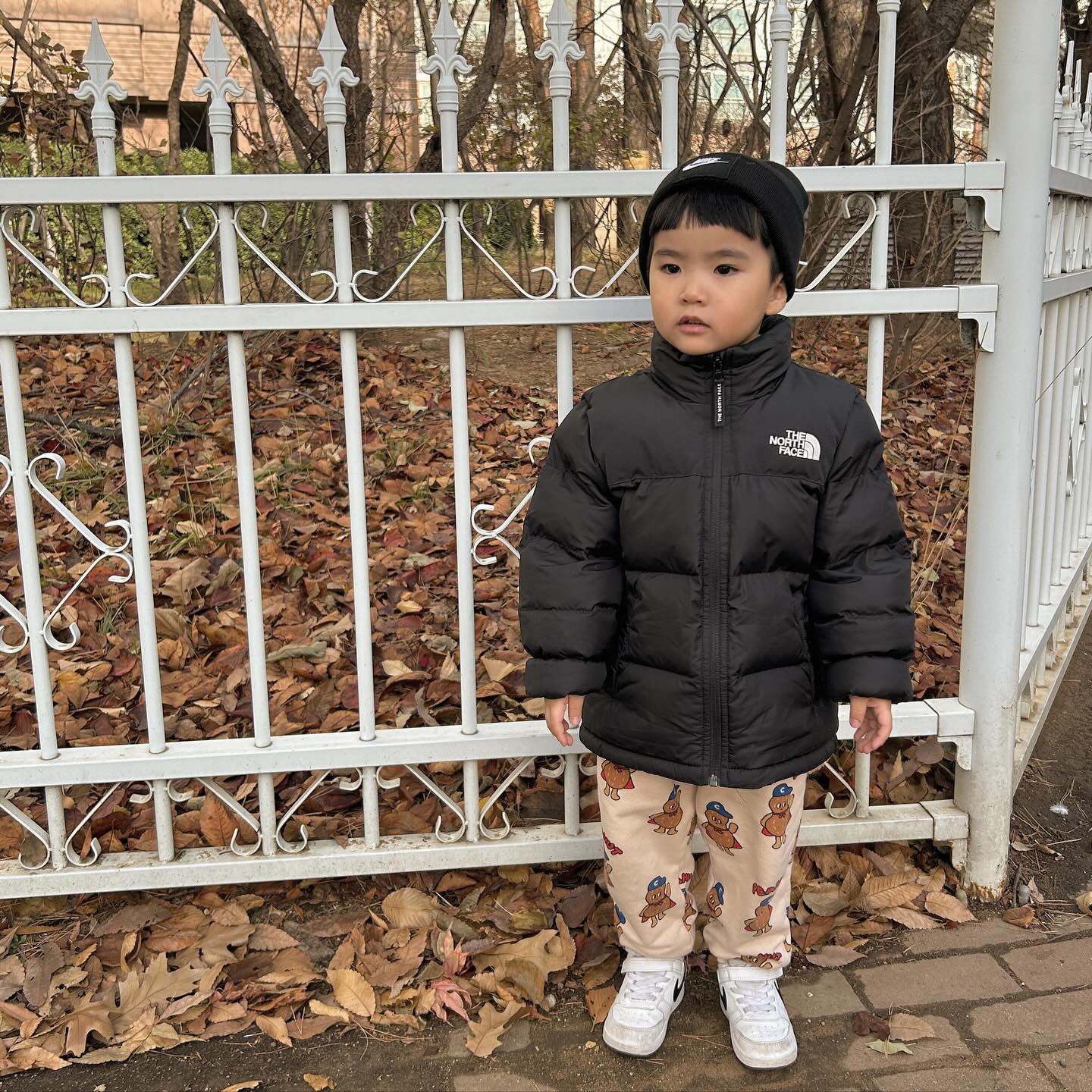 𝚈𝚄𝙻𝙱𝙸𝙽 + 1121 ᴅᴀʏs ◡̈

-

귀욤방댕 율빈쯰
개월수 넘어갈수록 말도 드릅게 안듣지만
언제나 사랑스러운 내보물🤎

이젠 말도 얼마나 많은지
조용히 좀 했으면 좋겠다는 주변
엄마들 말이 맞았다 ㅋㅋㅋㅋㅋ

그래도 율빈이가 말이 많아진다는거에
하루하루 감사하게 지내는중!!

사랑해 우리애기😽🤎