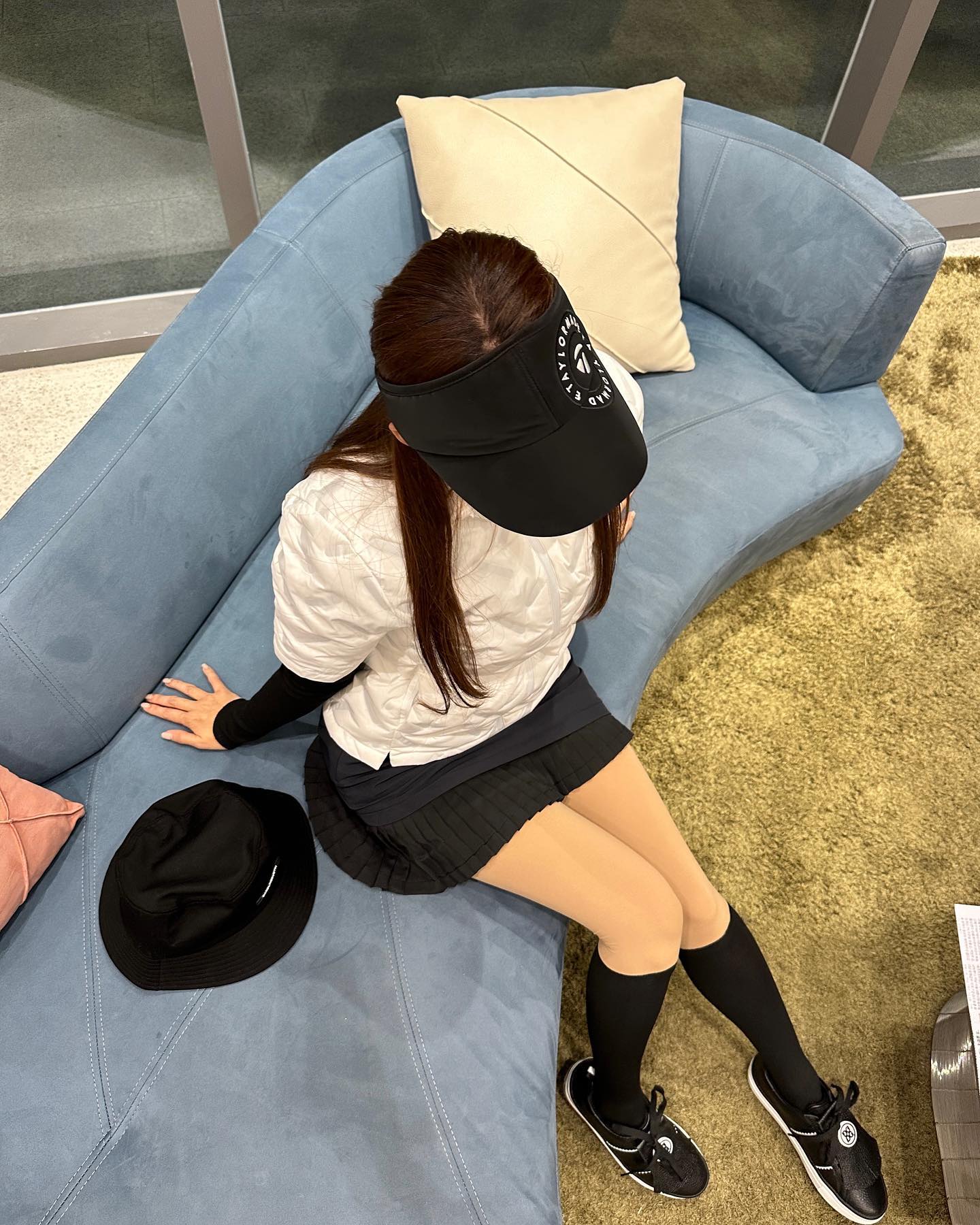 #AD
급 야간라운드 다녀왔어요~🤍
쌀쌀할까봐 반팔구스패딩 입고 다녀왔는데
너~무 따뜻해서 나중에는 벗었어요!! 🪿🪿

반소매라 여러스타일 연출이 가능해서 맘에 들었구
경량으로 가벼워서 더 좋더라구요🐰
함께 입은 큐롯스커트도 넘 편하고 디자인도 이쁘고

✨이 가격에 ✨이 디자인에 보온성까지 
가성비 골프웨어, 홀릭과 함께라면 가을 라운딩 준비 끝💛

official_holicnplay
#홀릭앤플레이 #가을골프웨어 #holicnplay #골린이추천 #골프스타그램