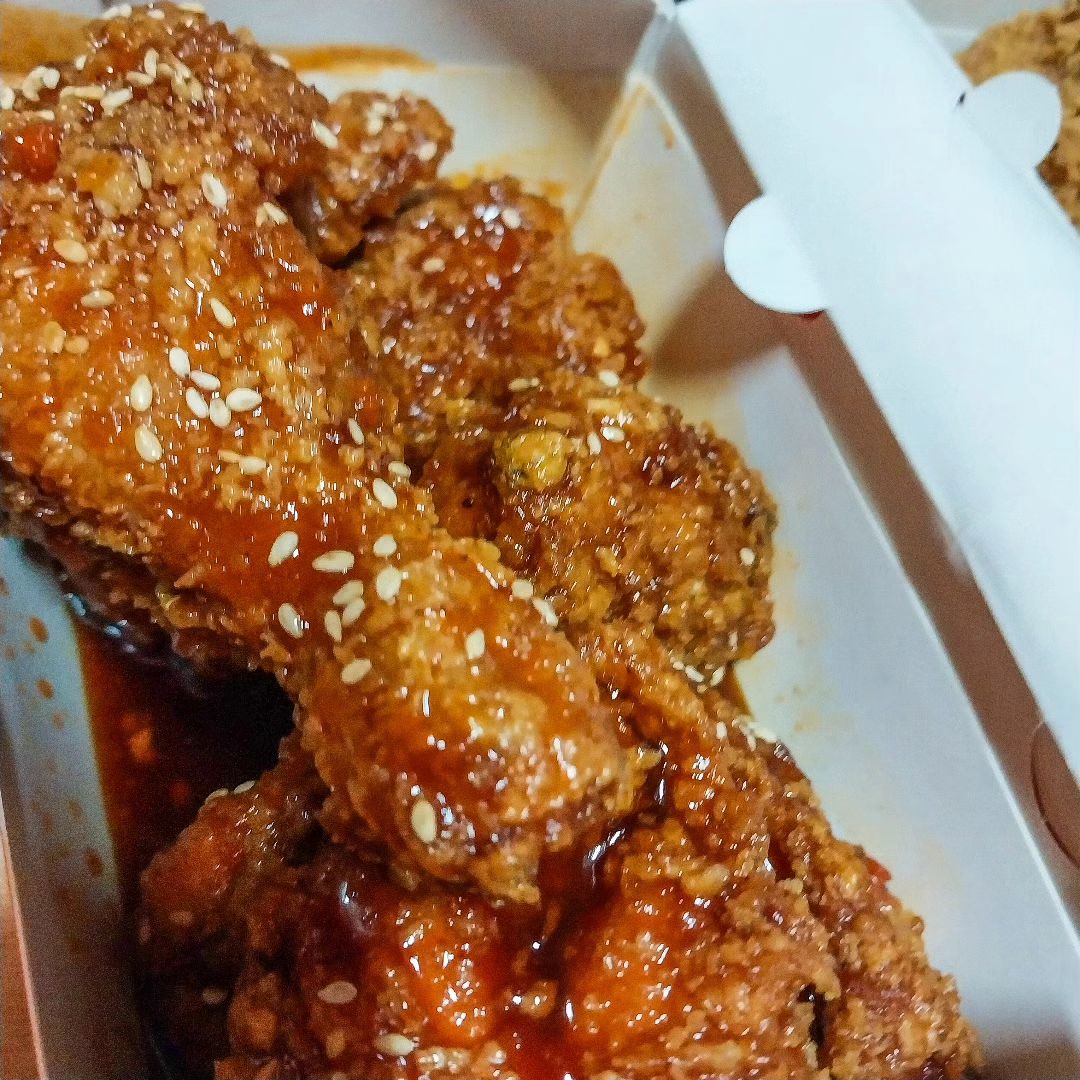 #일상 #아빠돈아빠산 #후라이드 #양념치킨 #티바두마리치킨 #저녁

저녁은 아빠가 사온 양념치킨과 후라이드로 가족들과 맛있게 먹었습니다~
양념은 달달해서 맵기도 적당해 좋았고
후라이드도 바삭해 맛있었습니다:)🍗
