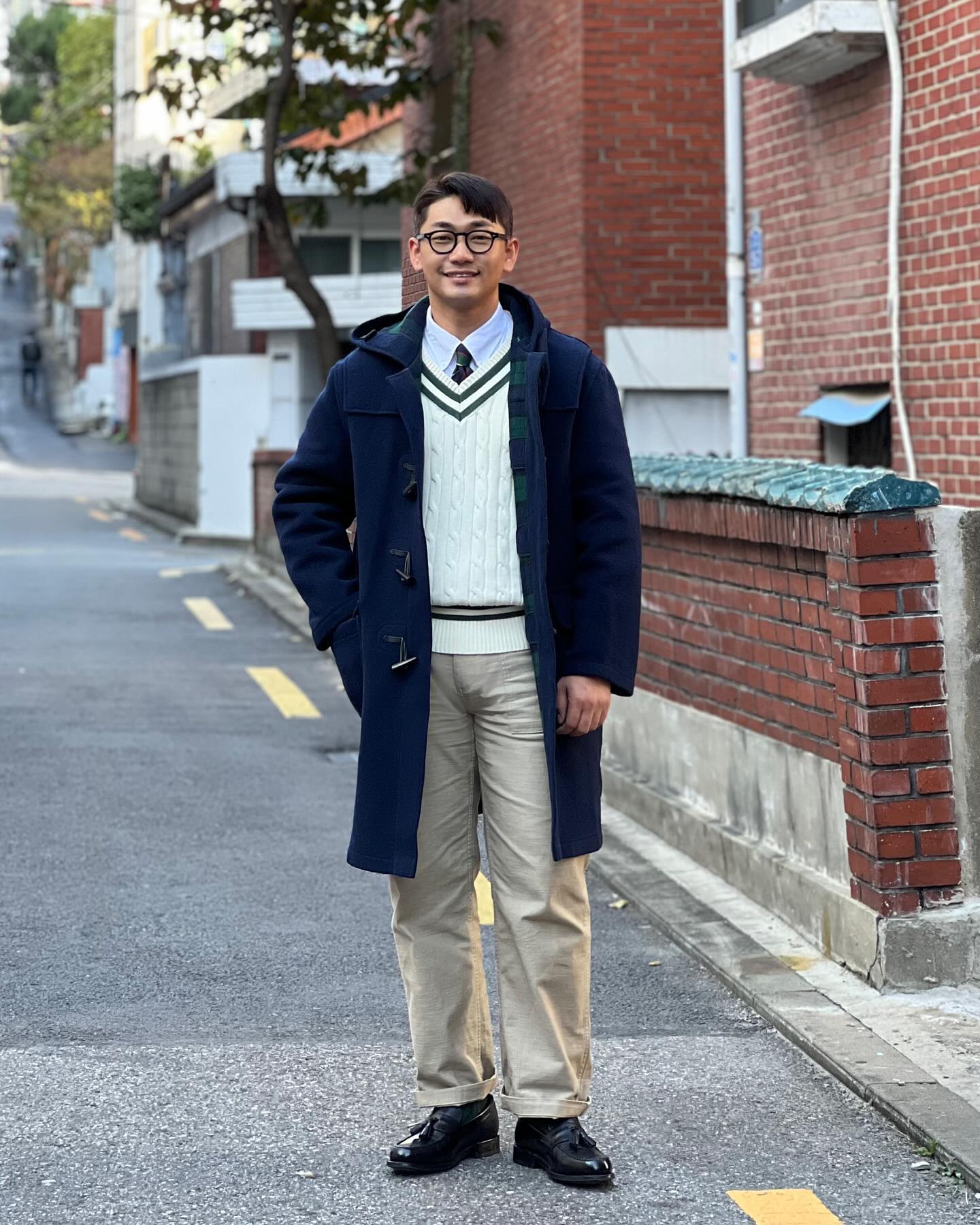 더플욘

마치 영국남부 옥스포드와 런던 또는
사우스햄튼 그 사이에서 마을버스를 타고
학교를 가는 학생의 룩입니다. 네 맞습니다.
이름하야 호구와ㅌ,, 아니 호그와트 룩입니다.
현실은 지하철 9호선의 노예이지만요.

아, 맨즈비트 3호가 나왔습니다!
다양한 인플루언서들의 이야기가 있는
남자의 가슴을 뛰게 하는 본 잡지는
무료로 구매할 수 있습니다👍🏾
.
.
.
.
.
#ICC프로젝트
#맨즈비트
#mensbeat 
#더플코트
#남자코트추천 
#아이비룩
#ivylook
#preppystyle 
#dufflecoat