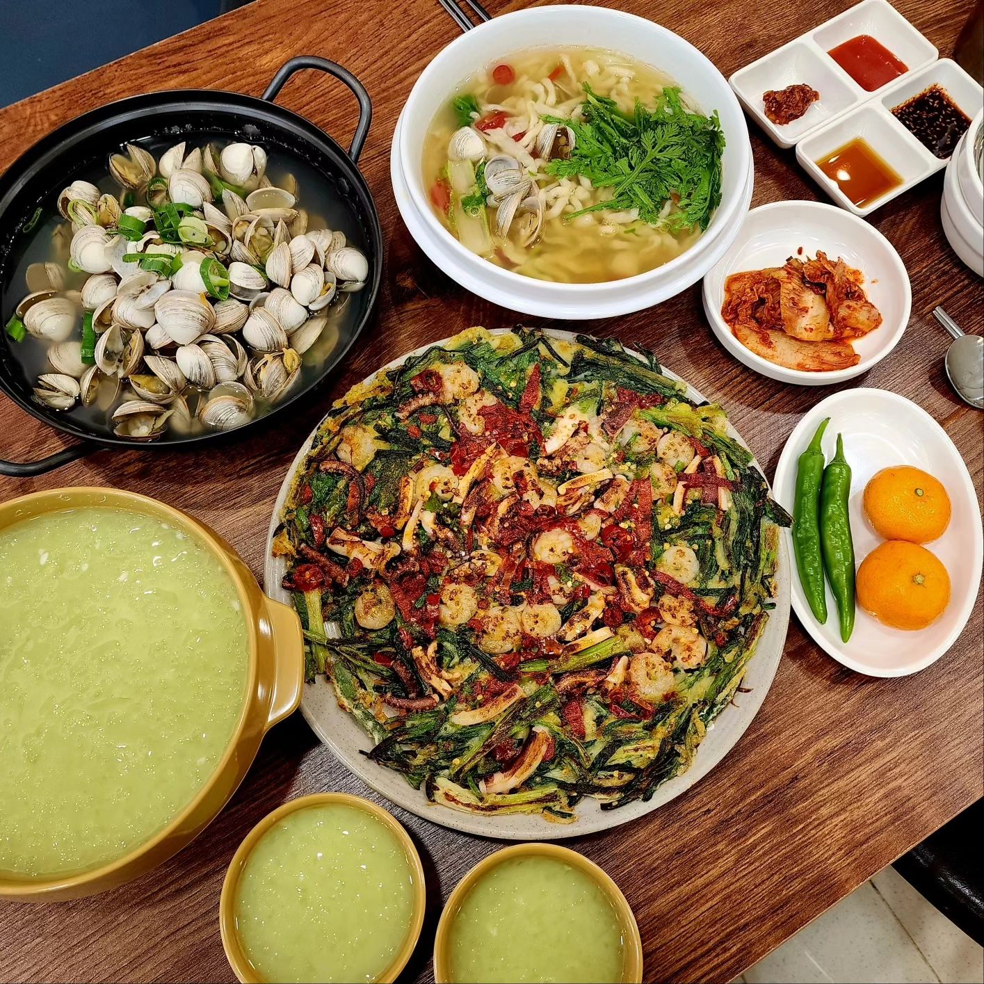 협찬)오픈한지 5일된 집
#동동칼국수 #동동칼국수북구점
동죽칼국수 8.000
해물파전 13.000
물총물총탕10.000
솔잎동동주한되 10.000 (반되 5.000)
이번주부터 또 추워져서 이럴 땐 또 국물이잖아요 훗
칼국수에 물총탕, 해물파전에 동동주 어떠세요?🤭
칼국수도 맛있고 김치도 맛있고
파전 무슨일이죠 바싹~~해 해물도 엄청 많아🩷
물총탕도 아낌없이 들어있어서 먹어도 먹어도
계속 나오는 마법ㅋㅋㄱㄱ 탑쌓아놓은거 보이시져..ㅋㅋ
동동주도 시원하니 맛있고ㅋ 근데 배불러서🤣
반되 시켜도 될뻔했어용ㅋㅋ 조금 남기고 왔어요 힝
이날 결혼기념일이라
오마카세 예약했는데
여기서 너무 많이 먹어서ㅋㅋ
저 오마카세가서 너무 힘들었어요🤣
한약끊은지 10일째 저는 여전히 유지 잘하고 있습니당!
아기 낮잠시간이라 밀린 답방갈게요!
#대구맛집 #대구칠곡맛집 #칠곡운암지맛집
#대구칼국수 #동죽칼국수 #해물파전 #물총탕
#솔잎동동주 #동동주