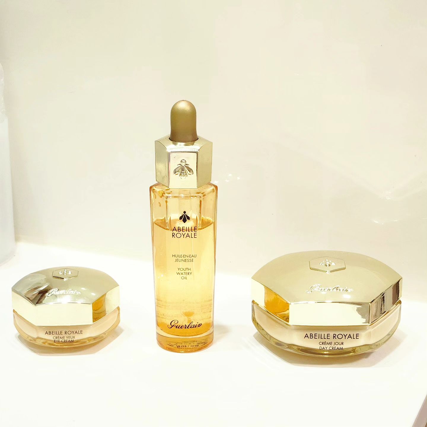 💛모닝 스킨케어 루틴 with 겔랑💛

프랑스 블랙 비의 꿀과 로열젤리가🍯
탄력이랑 잔주름 케어를 확실하게 해주는 
아베이로얄 탄력 라인으로 꾸준히 관리해주고있답니다💛

🐝아베이로얄 아이 크림
아이 크림 귀찮아서 여름엔 아이 세럼만 사용하다가
환절기 이후로 급격히 건조함을 느껴서 잘챙겨서 바르고 있어요
끈적임 없이 촉촉🧡

🐝아베이로얄 유쓰 워터리 오일
세럼과 크림은 바뀌어도 365일 워터리 오일은 매일 사용 !
97%자연유래 성분으로 민감한 분들도 사용이가능하고
워터리한 오일이여서 끈적임 없이 속건조에 좋답니다

🐝아베이로얄 데이 크림
아침에는 화장을 하니깐 끈적임 없는 데이크림으로 발라주고있어요 
최근에 리뉴얼된 데이크림은 허니붕대에서 영감받은 크림으로 탄력,피부노화 완화,매끈한피부,광채케어까지 가능하다고 하여 꾸준히 사용중!

이상 겔랑 러버의 모닝스킨케어 루틴 끝!🫡

#언니의파우치 #언니의파우치서포터즈 #뷰티서포터즈 #코덕 #코스메틱 #뷰티팁 #모닝스킨케어루틴 #스킨케어루틴