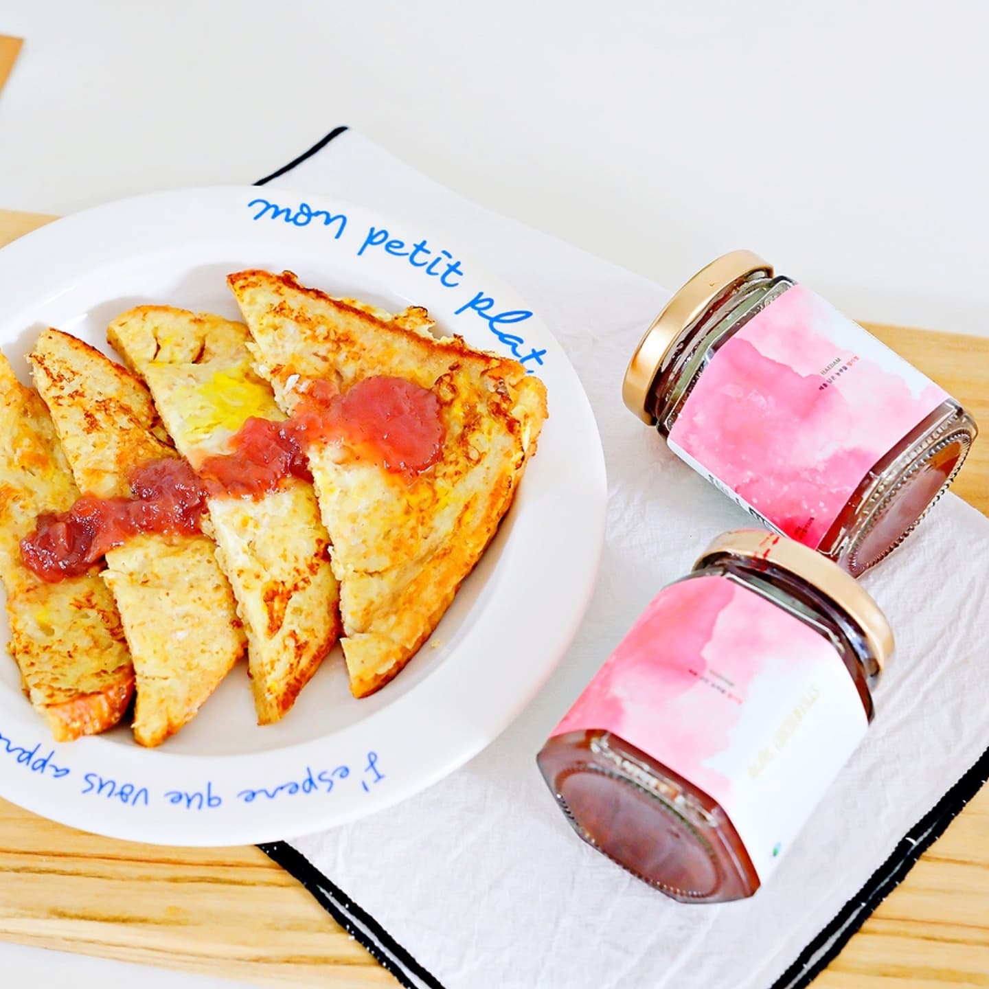 - 협찬
이지만 찐으로 맛있는 딸기청🍓
우유 넣은 계란물에 식빵 촉촉하게 재워서 노릇하게 구워주고 상큼한 마을담아 딸기청 올려주니 까칠했던 입맛도 돌아오네요~
부드럽고 고소한 프렌치토스트와 새콤달콤한 딸기청이랑 같이 먹으니 더 맛있네요.
뭔가 밋밋했던 프렌치토스트에 치트기가 생긴 느낌~
우유에 해담 딸기청 넣어서 딸기우유 만들었어요.
적당히 달콤하고 새콤해서 맛있는 딸기우유랍니다!

✔️통영에서 해풍 맞고 자란 맛있는 딸기
✔️세척부터 가공까지 꼼꼼하게
✔️5단계의 준비과정을 거쳐 재배부터 배송까지 
✔️방부제, 인공색소, 보존료 무첨가
✔️딸기 함유량 70%

#해담딸기청
#마을담아 
#딸기청추천
#통영마을기업
#수제딸기청
#프렌치토스트레시피
#딸기우유만들기